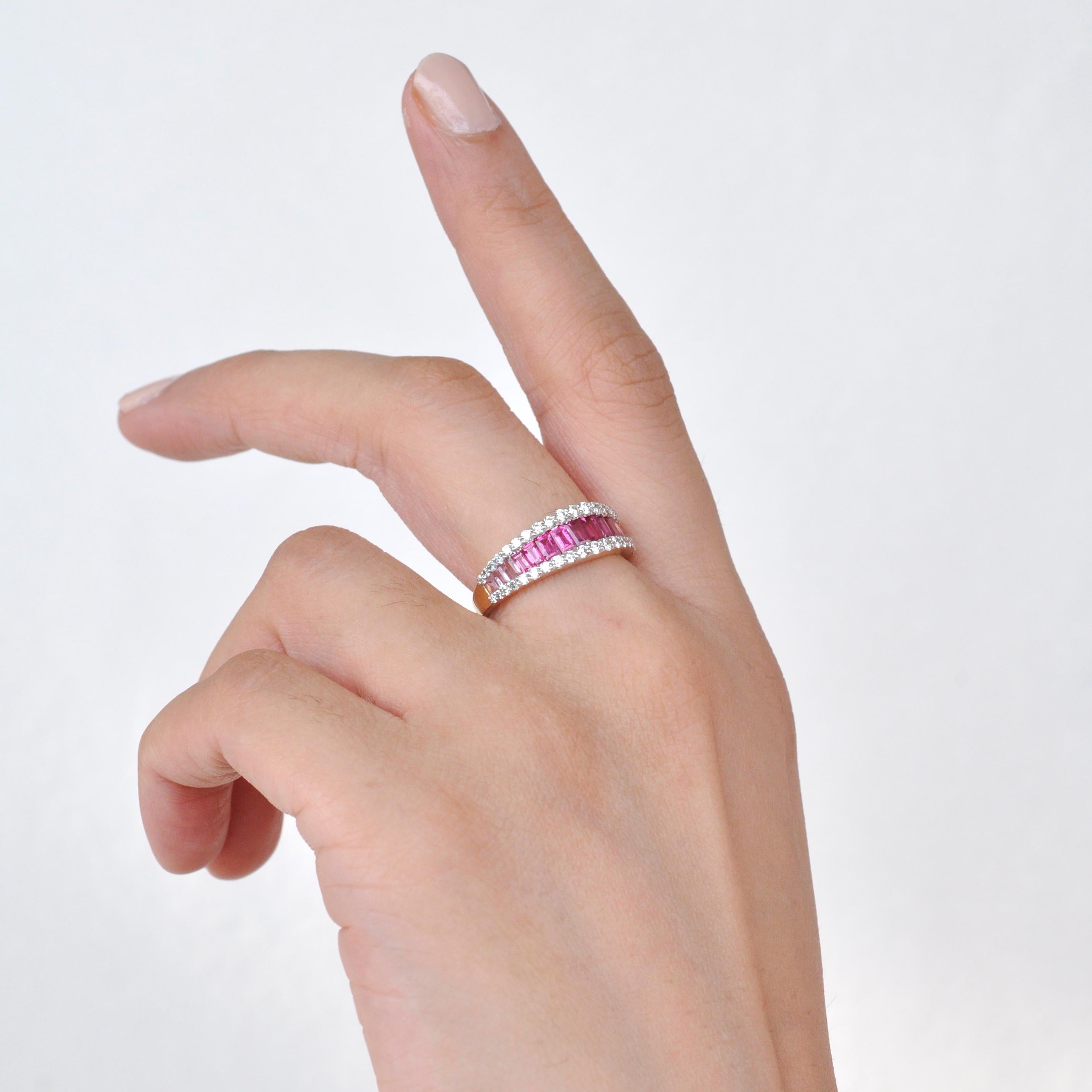 Bague d'alliance contemporaine en or 18 carats avec tourmaline rose et diamant baguette en vente 4