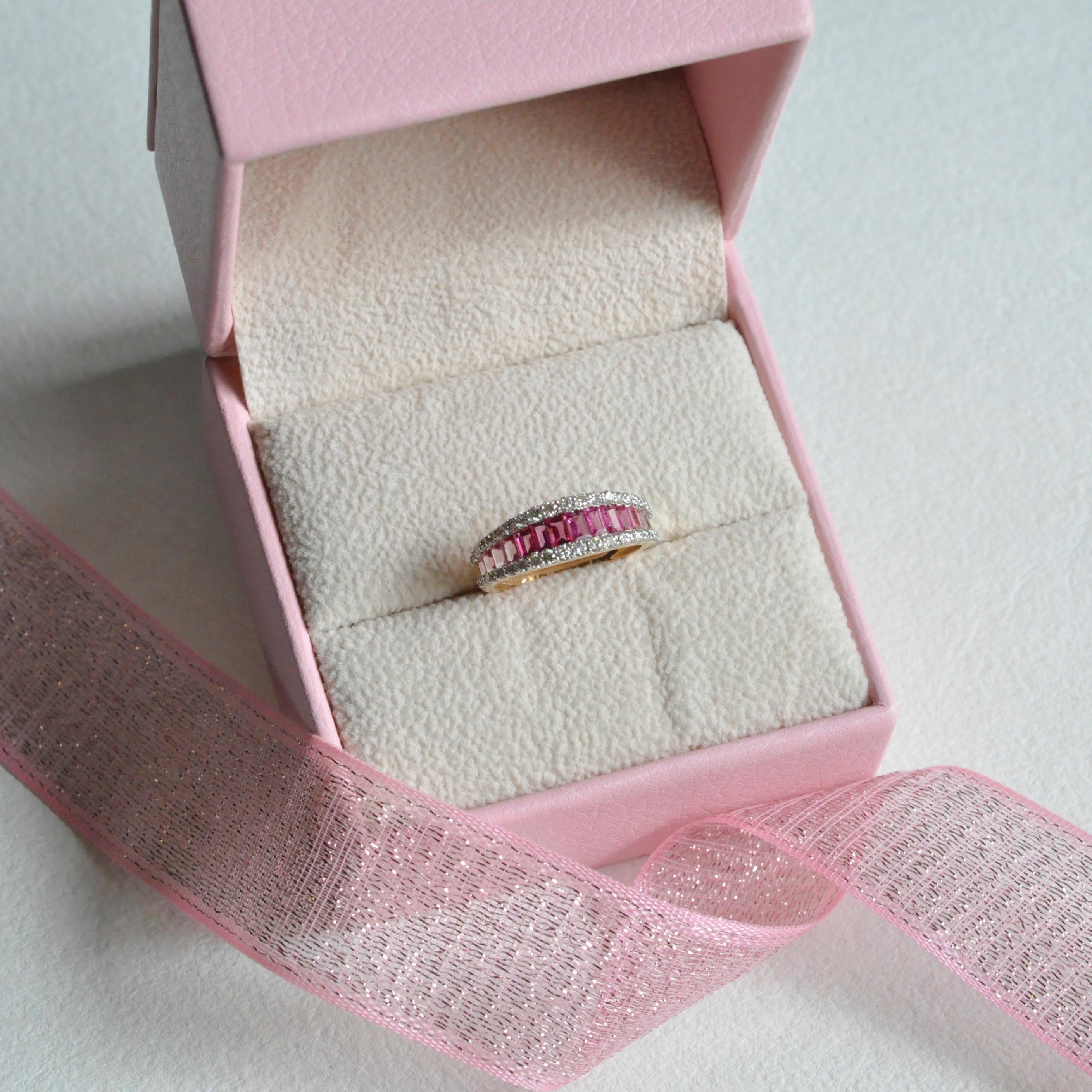 Bague d'alliance contemporaine en or 18 carats avec tourmaline rose et diamant baguette en vente 5