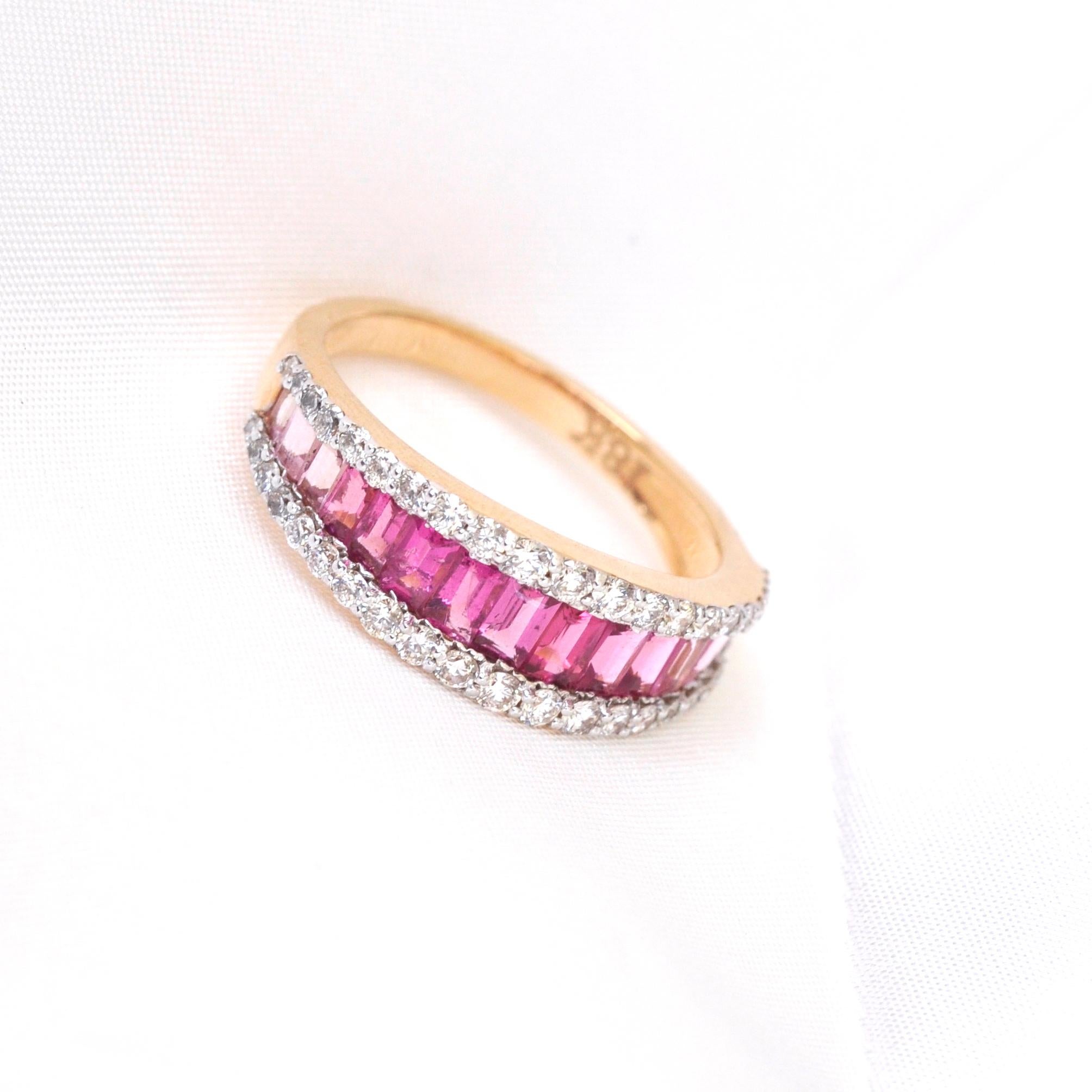 Bague d'alliance contemporaine en or 18 carats avec tourmaline rose et diamant baguette en vente 6