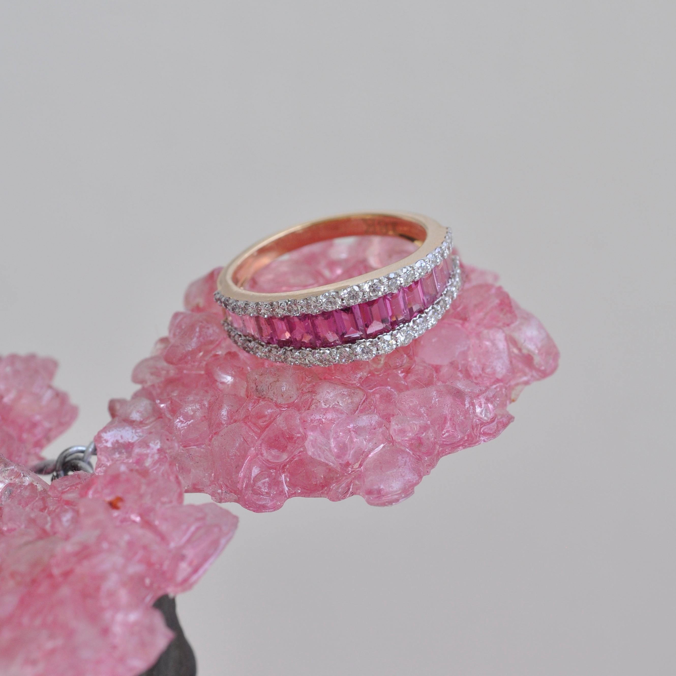 Bague d'alliance contemporaine en or 18 carats avec tourmaline rose et diamant baguette en vente 7