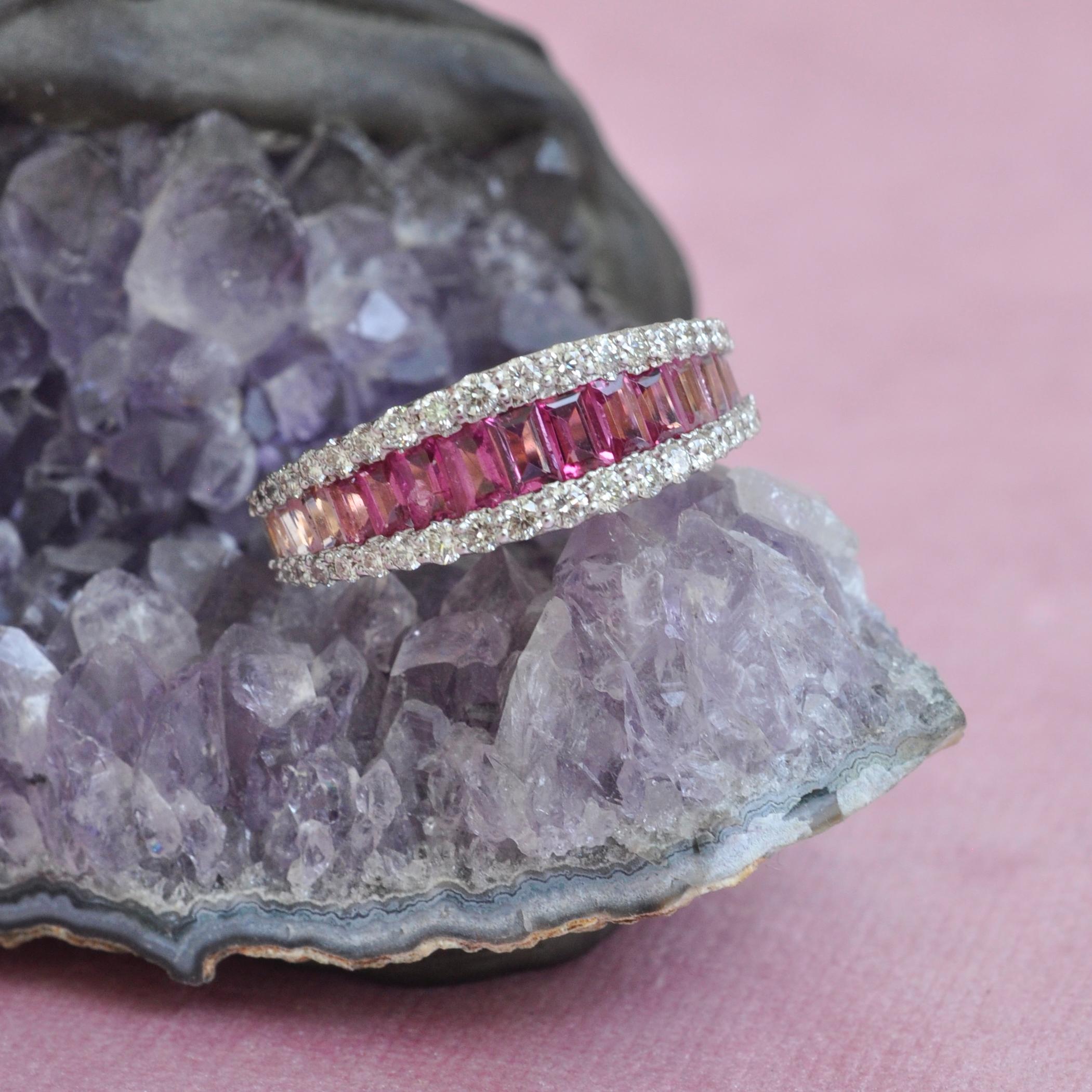 Bague d'alliance contemporaine en or 18 carats avec tourmaline rose et diamant baguette en vente 8