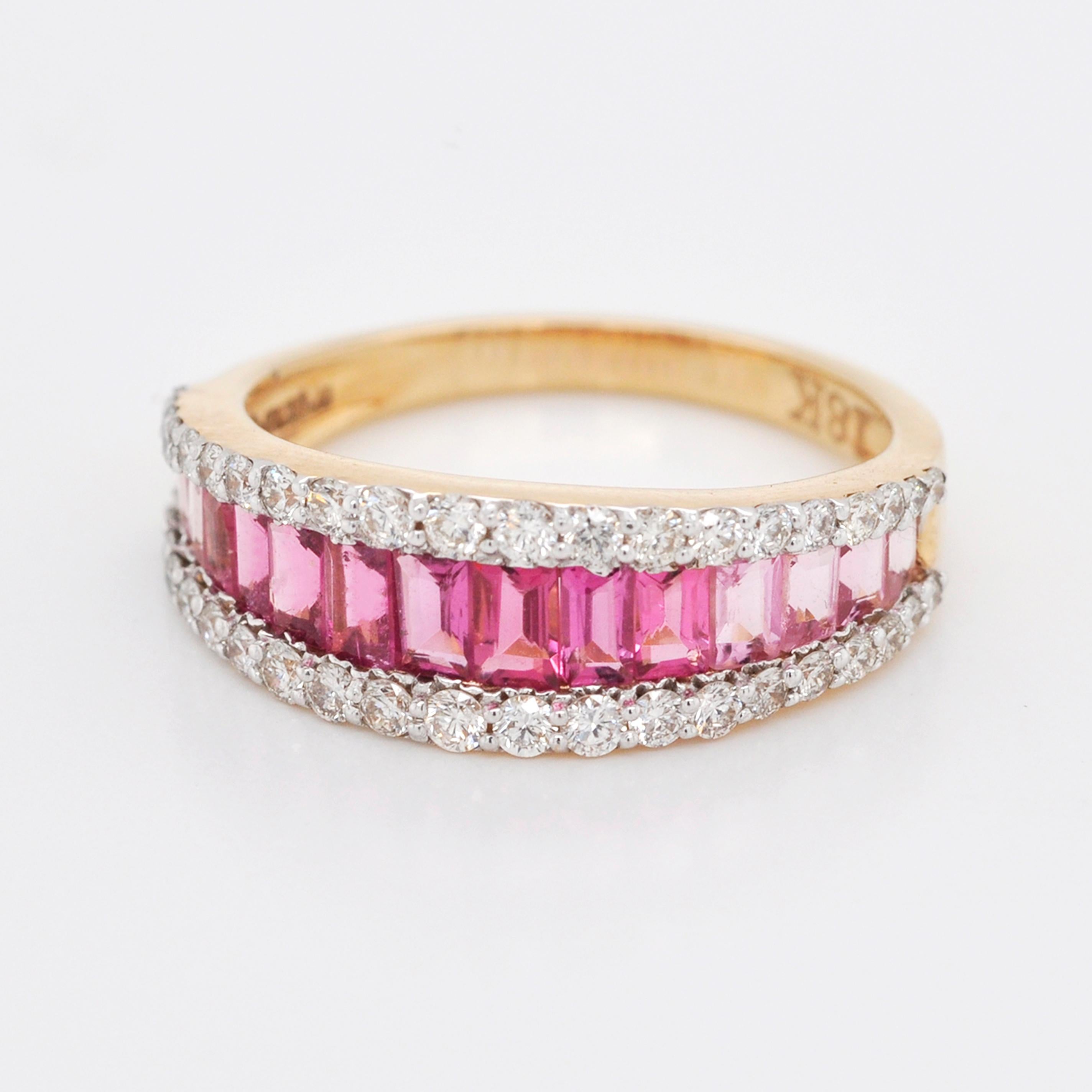 Taille baguette Bague d'alliance contemporaine en or 18 carats avec tourmaline rose et diamant baguette en vente