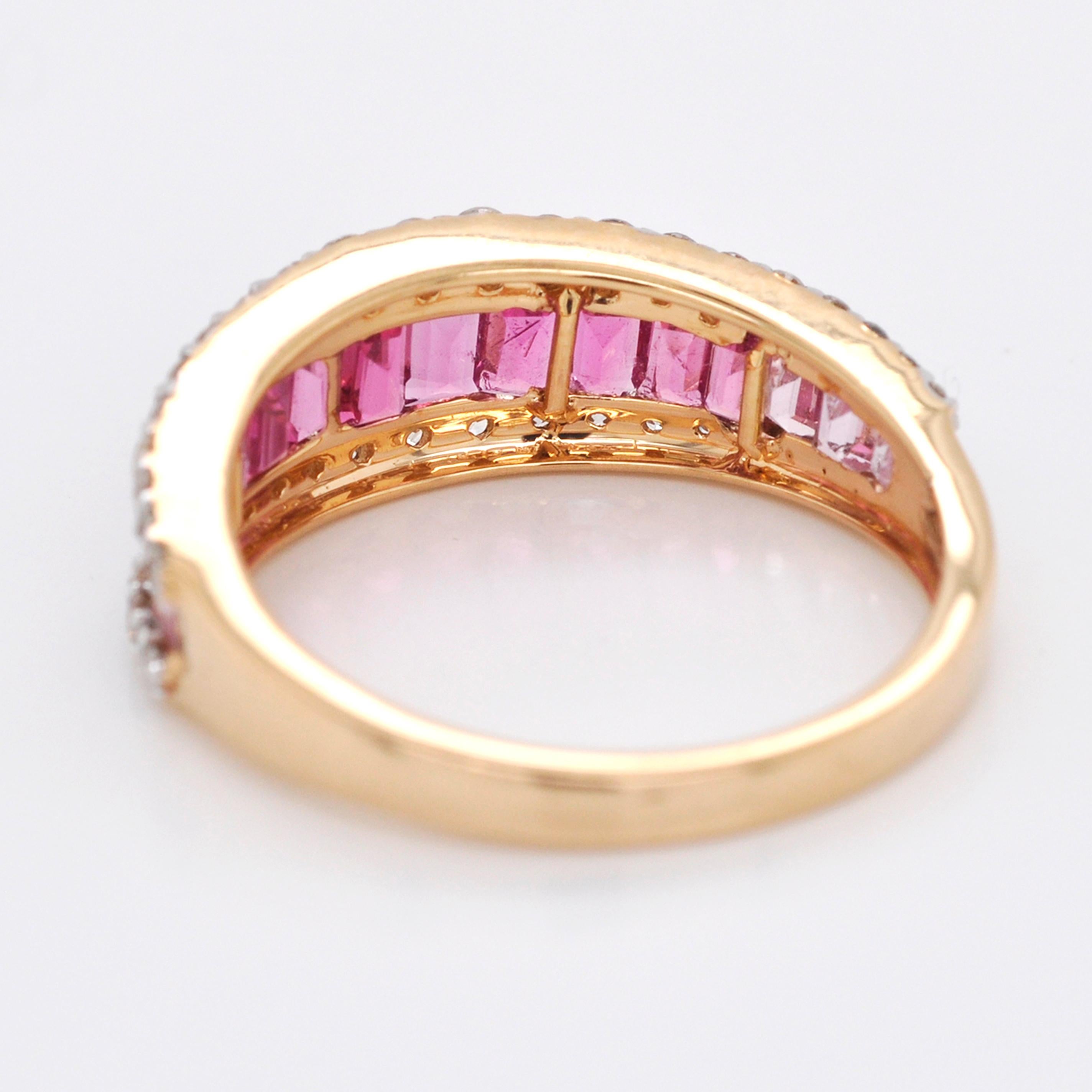 Bague d'alliance contemporaine en or 18 carats avec tourmaline rose et diamant baguette Pour femmes en vente