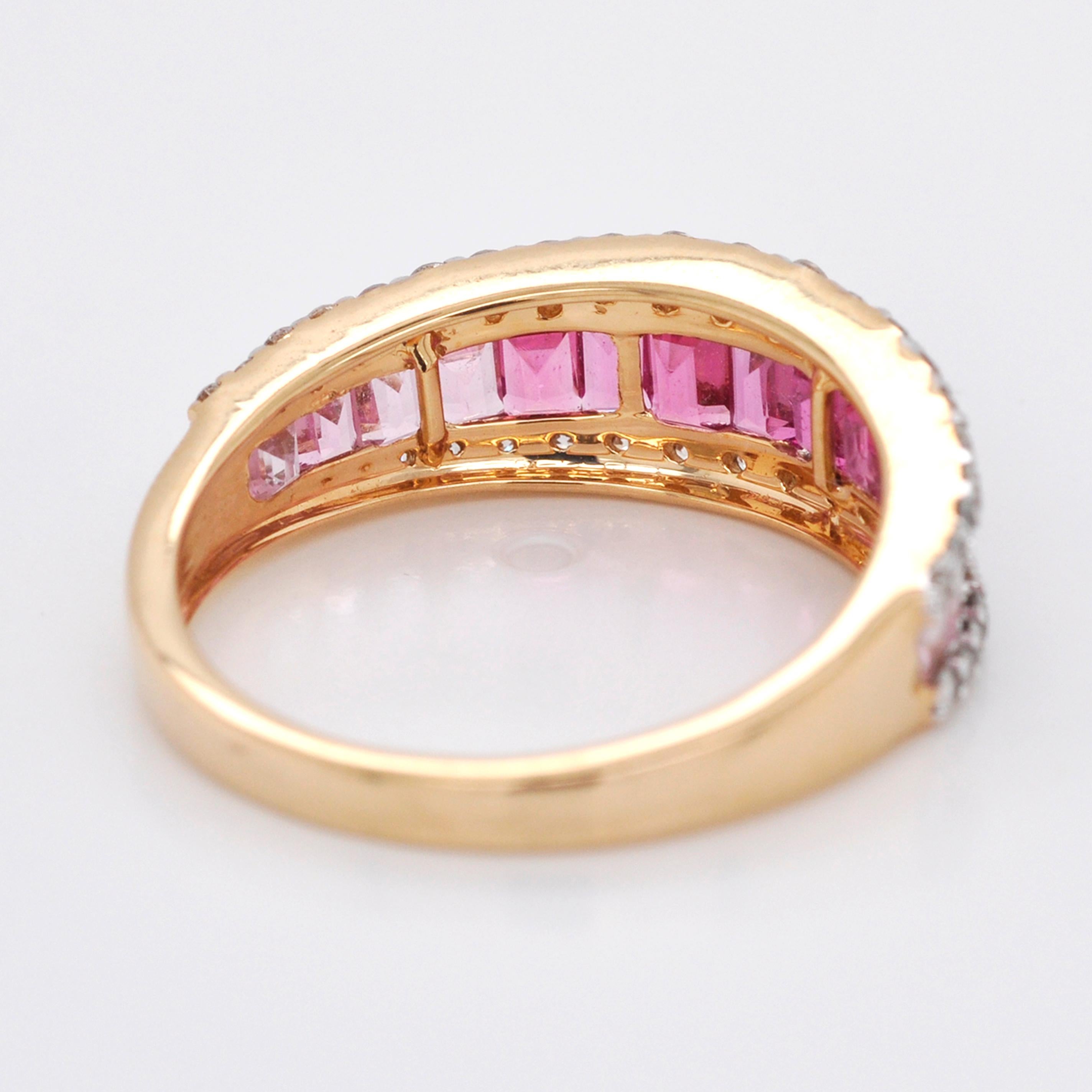 Bague d'alliance contemporaine en or 18 carats avec tourmaline rose et diamant baguette en vente 1