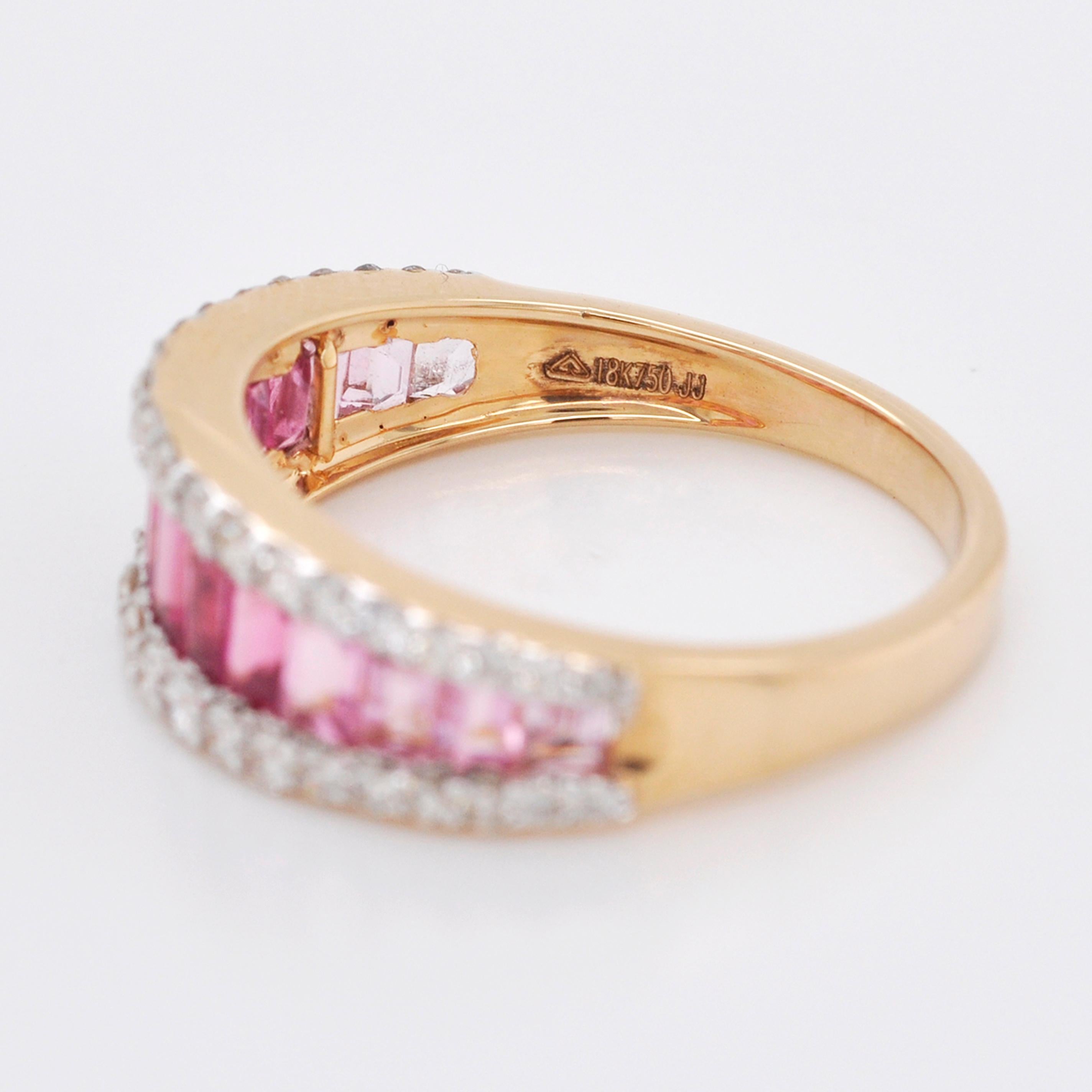 Bague d'alliance contemporaine en or 18 carats avec tourmaline rose et diamant baguette en vente 2