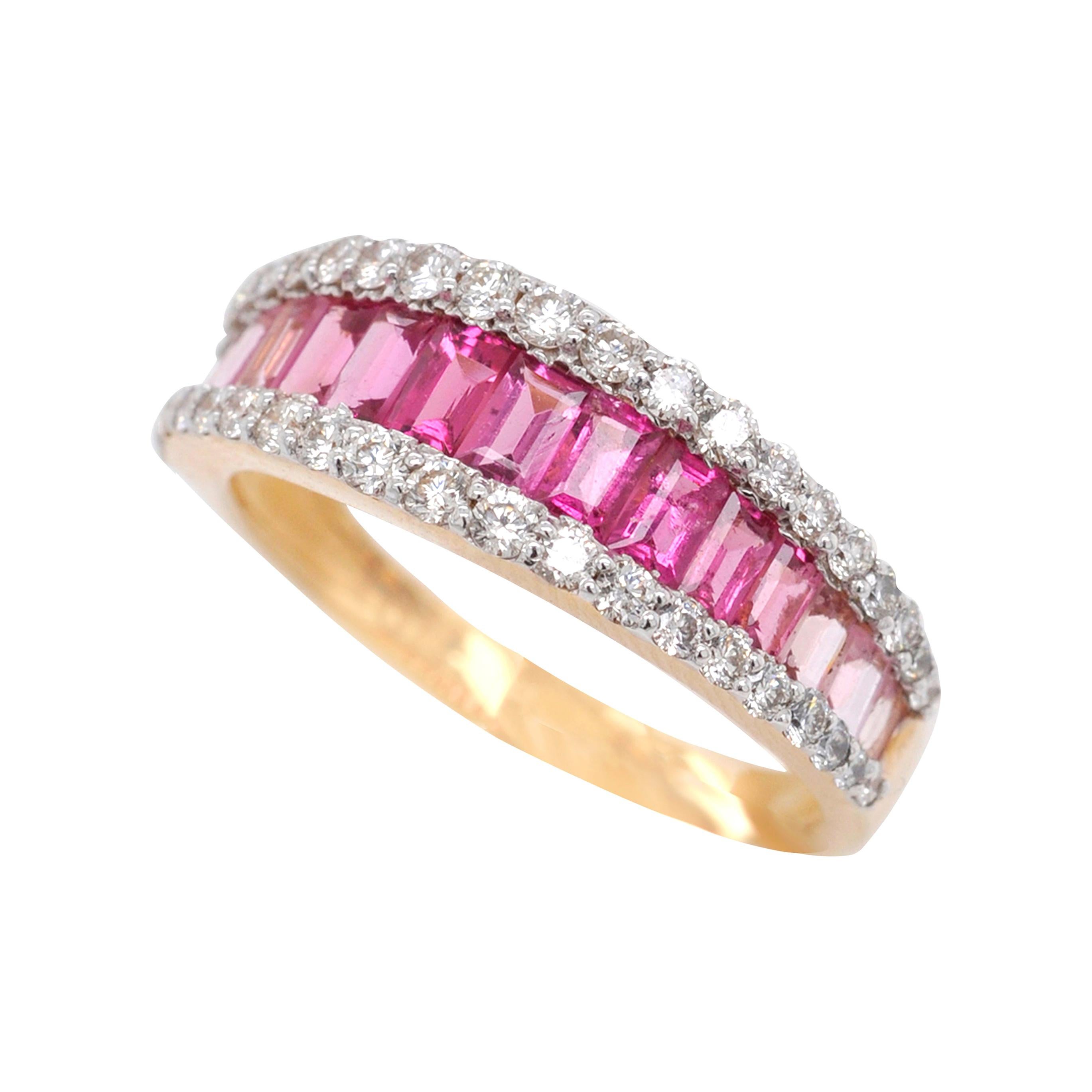 Bague d'alliance contemporaine en or 18 carats avec tourmaline rose et diamant baguette