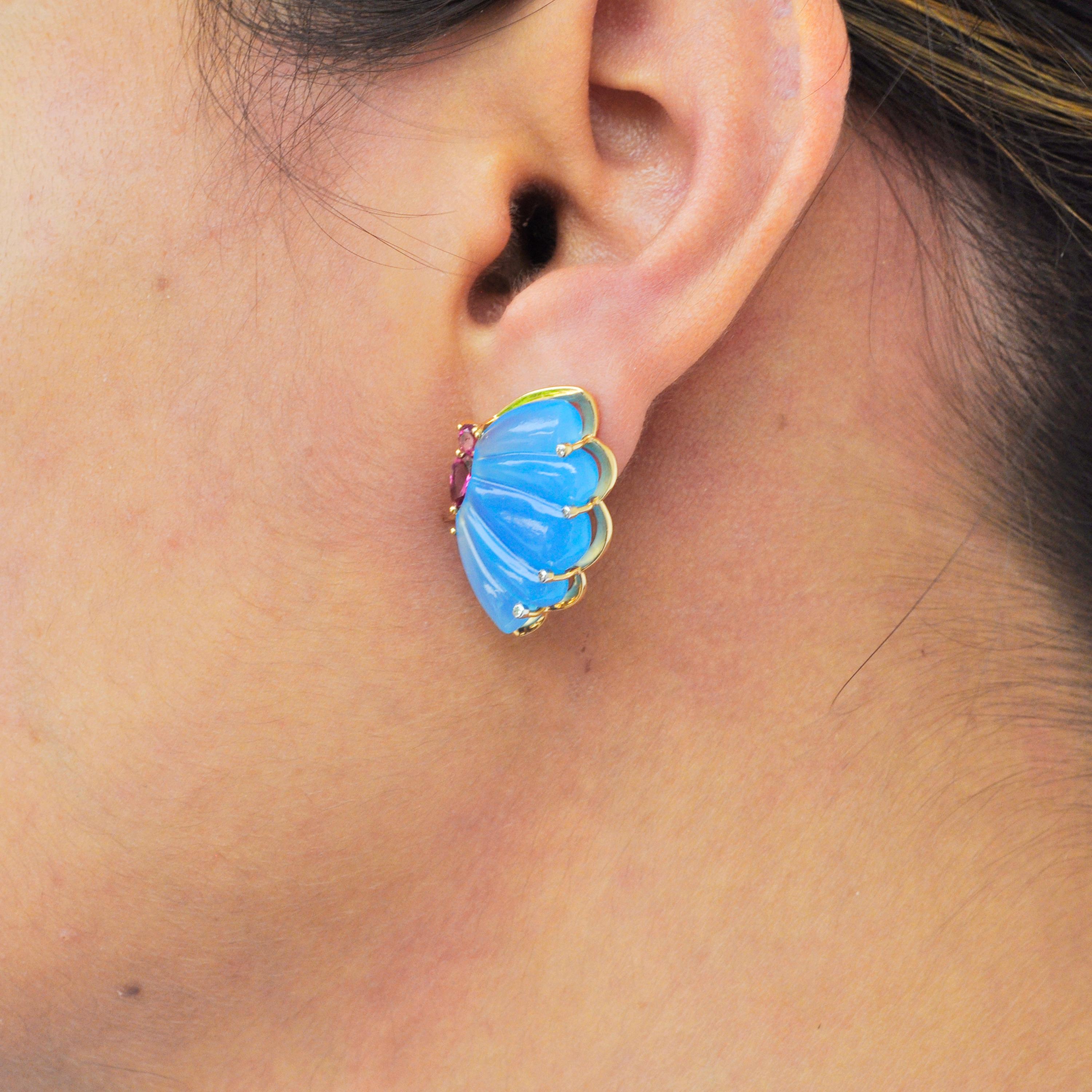 Taille mixte Boucles d'oreilles en or 18 carats avec tourmaline rose, calcédoine bleue et papillon sculpté en diamant en vente