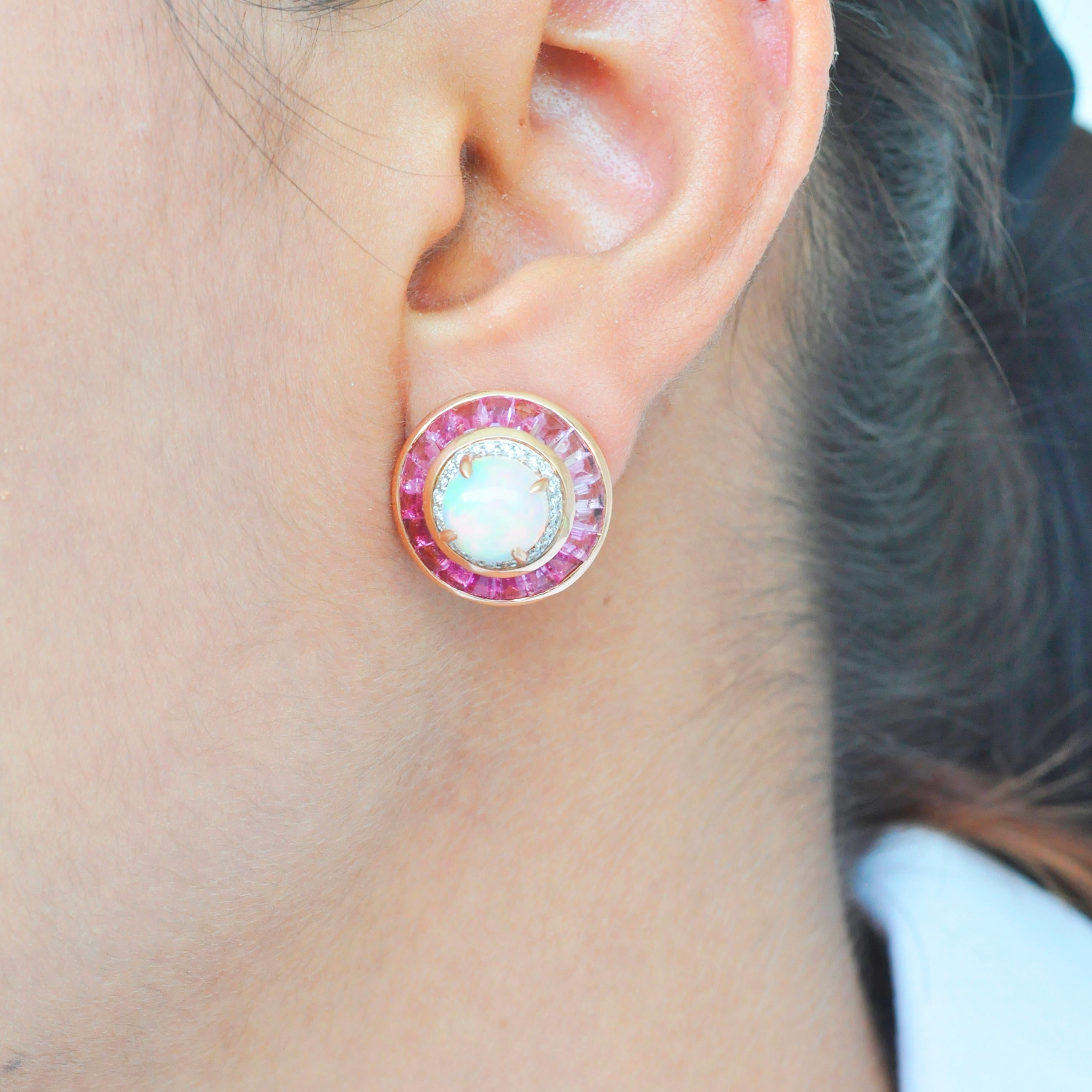 18 Karat Gold rosa Turmalin äthiopischen Opal Diamant runde Ohrstecker. 

Mit ihren spektakulären Farbnuancen sind diese Ohrstecker aus 18 Karat Gold mit Diamanten aus äthiopischem Opal und rosa Turmalin ein wahrer Genuss für die Trägerin.