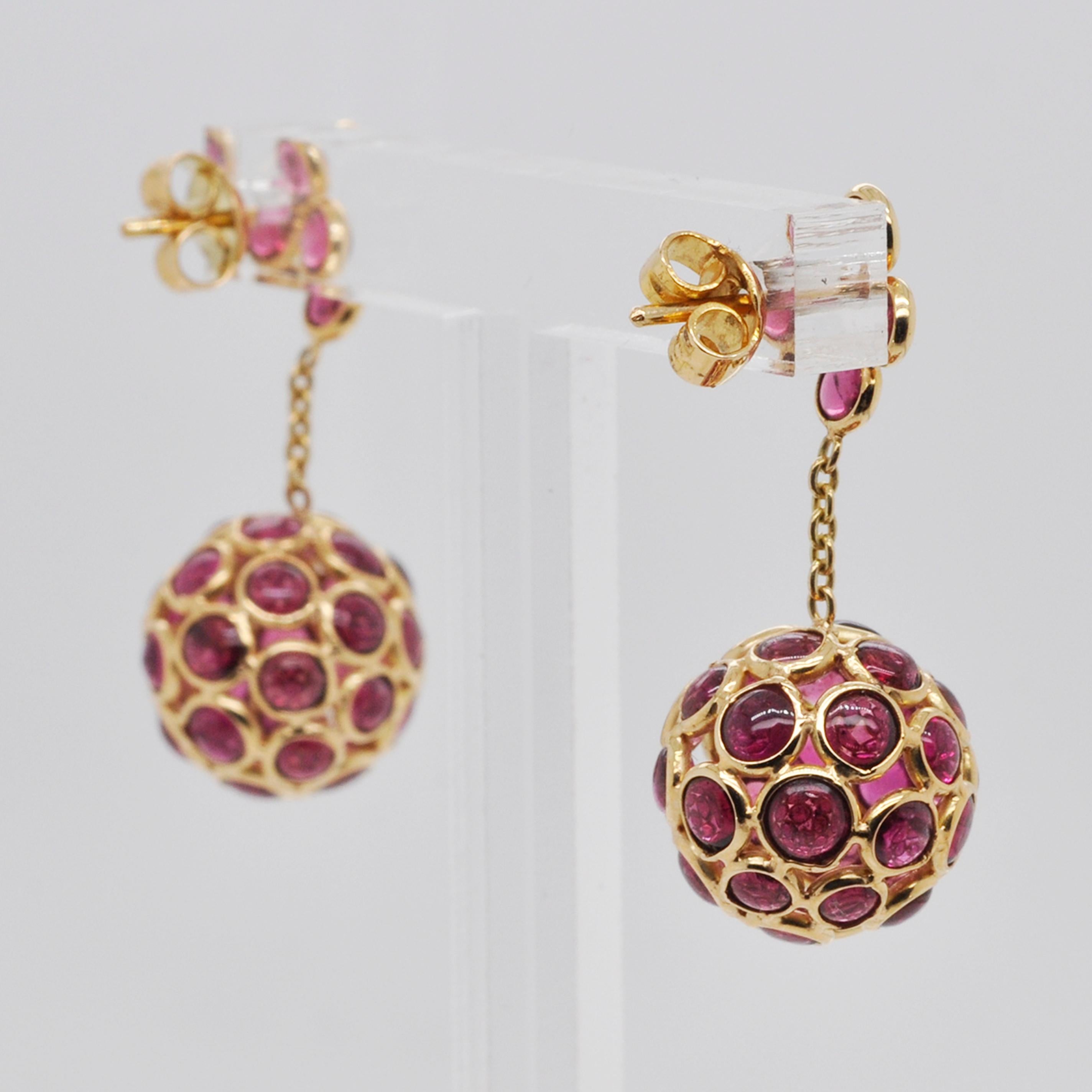18 Karat Gold Pink Tourmaline Round Dangling Ball Earrings In New Condition For Sale In Jaipur, Rajasthan