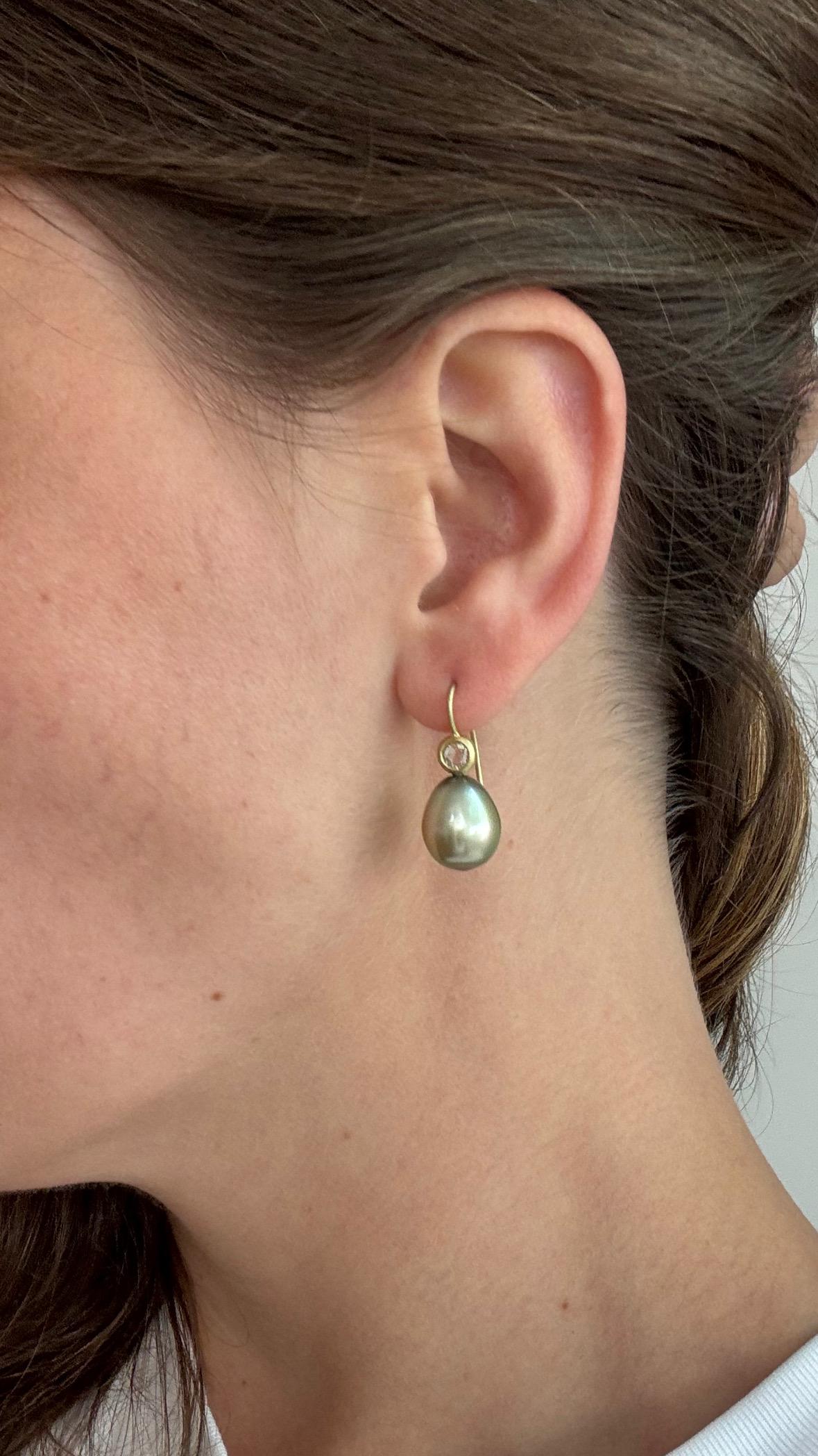 18 Karat Gold Pistazien-Tahitiperlen-Tropfenohrringe mit Diamanten im Rosenschliff

Diamanten .30 tcw

Perlen 15x13 mm 

Gesamtlänge 1