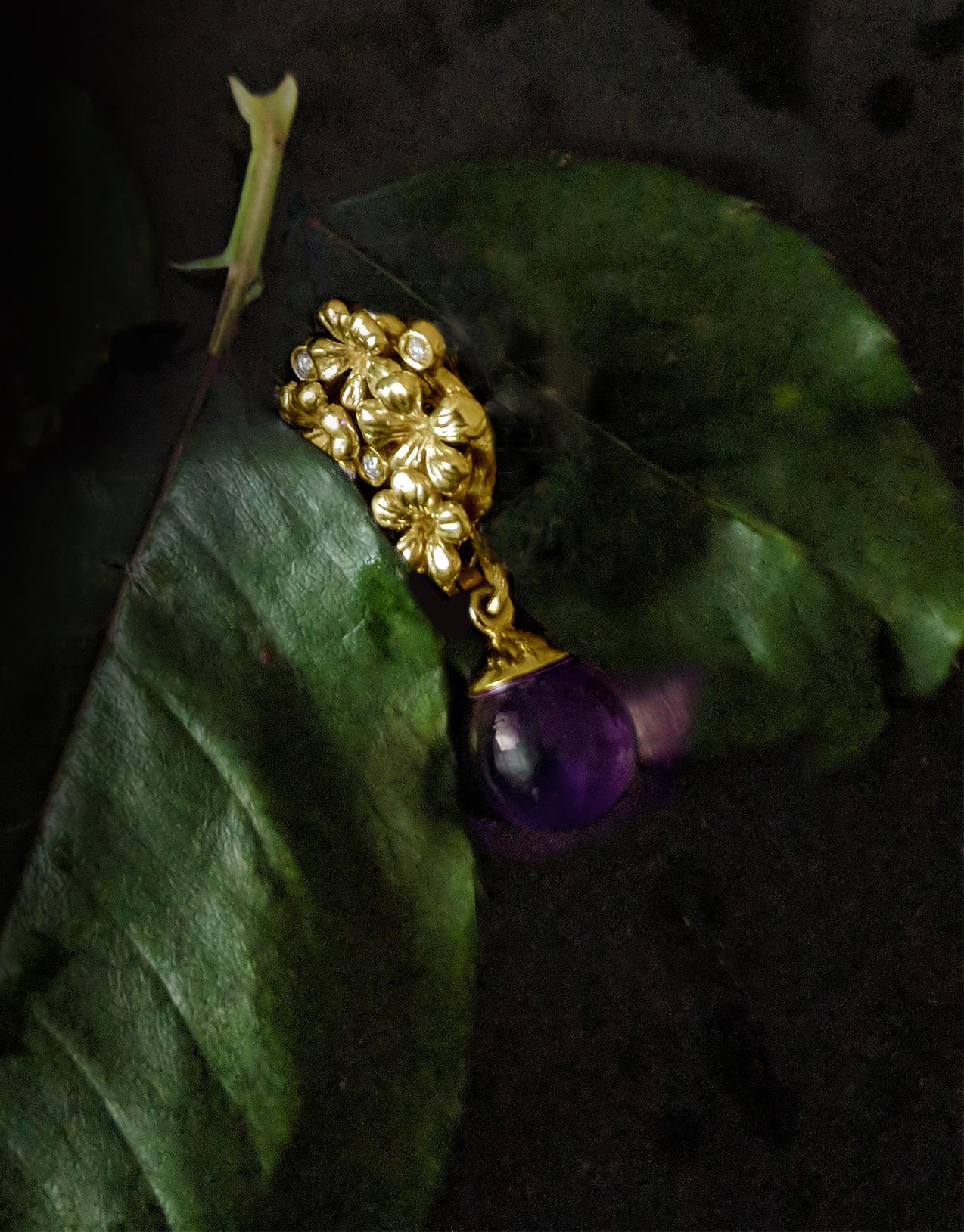 18 Karat Gold Plum Flowers Contemporary Earrings with Diamonds and Amethyst In New Condition In Berlin, DE