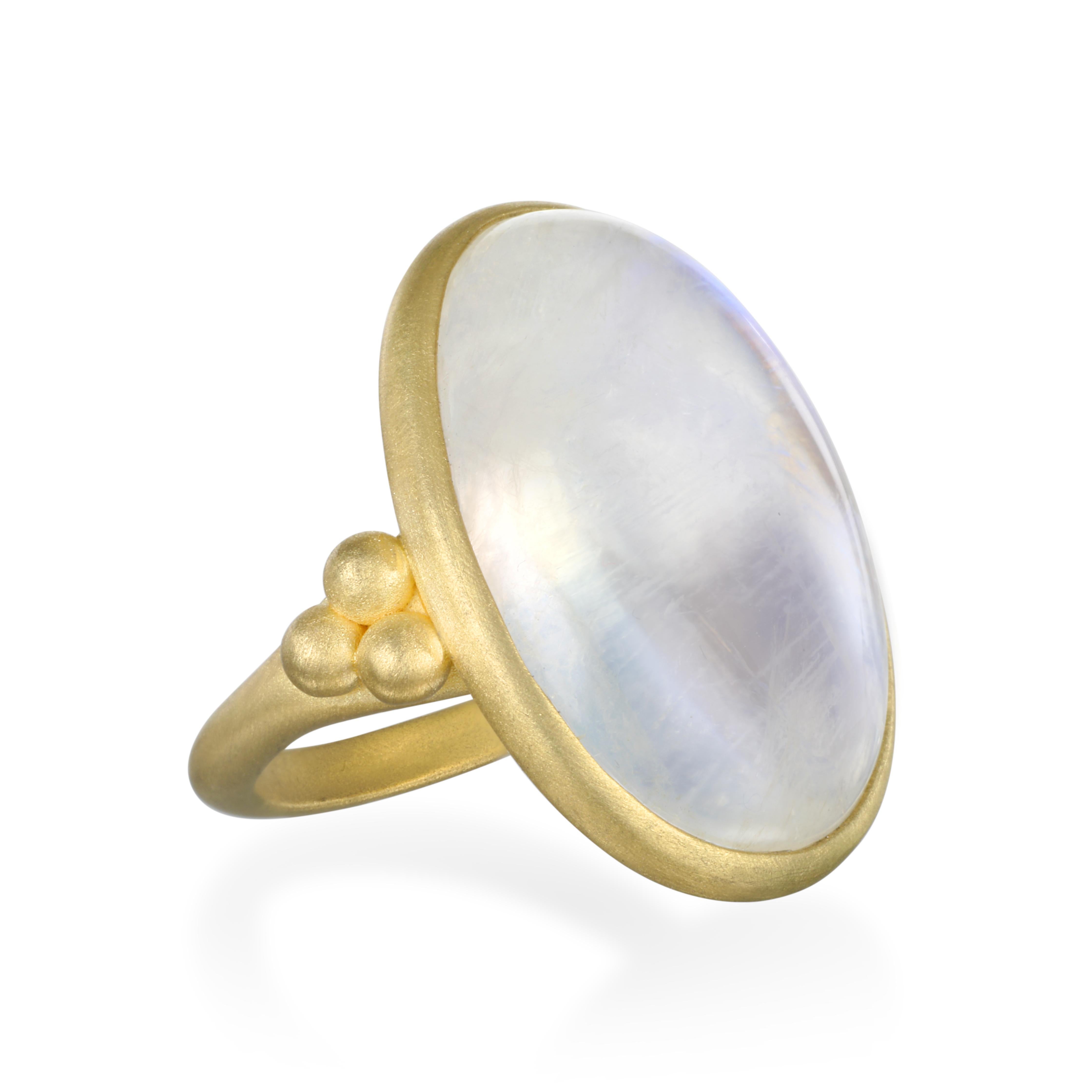 18k Gold Rainbow Moonstone Bezel Ring

Moonstone 20 cts

22 x 16 mm

Size 6.5

RN20-GG-Moonstone