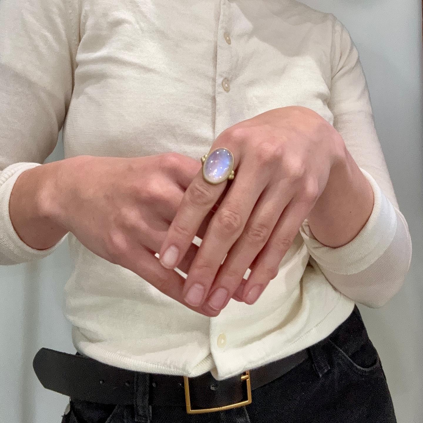 Contemporaneo 18 Karat Gold Rainbow Moonstone Bezel Ring in vendita