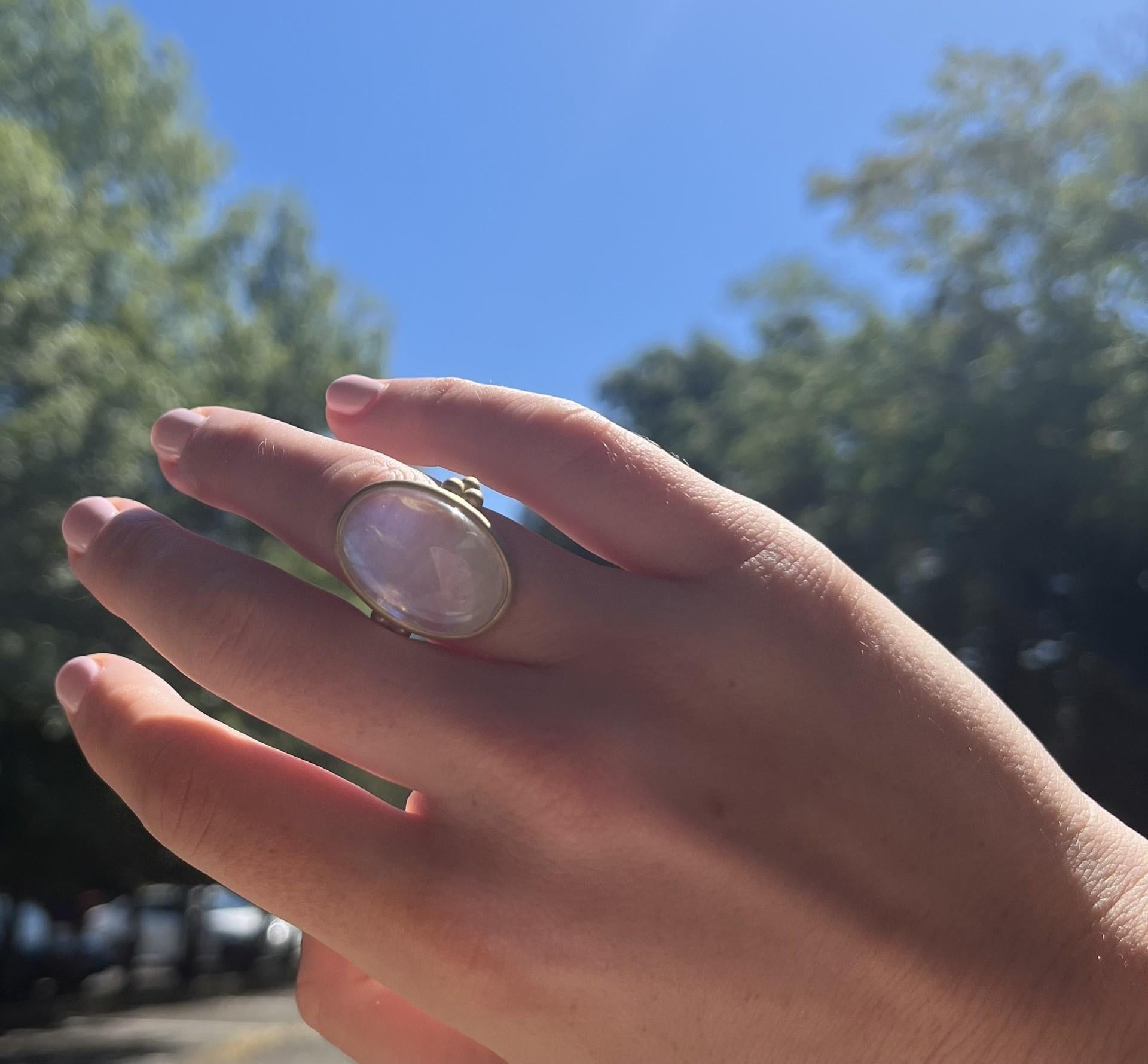 Taille cabochon Bague en or 18 carats avec chaton en pierre de lune arc-en-ciel en vente