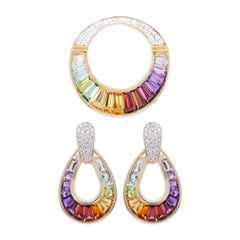 18 Karat Gold Rainbow Multicolor Baguette Diamond Pendant Necklace Earrings Set