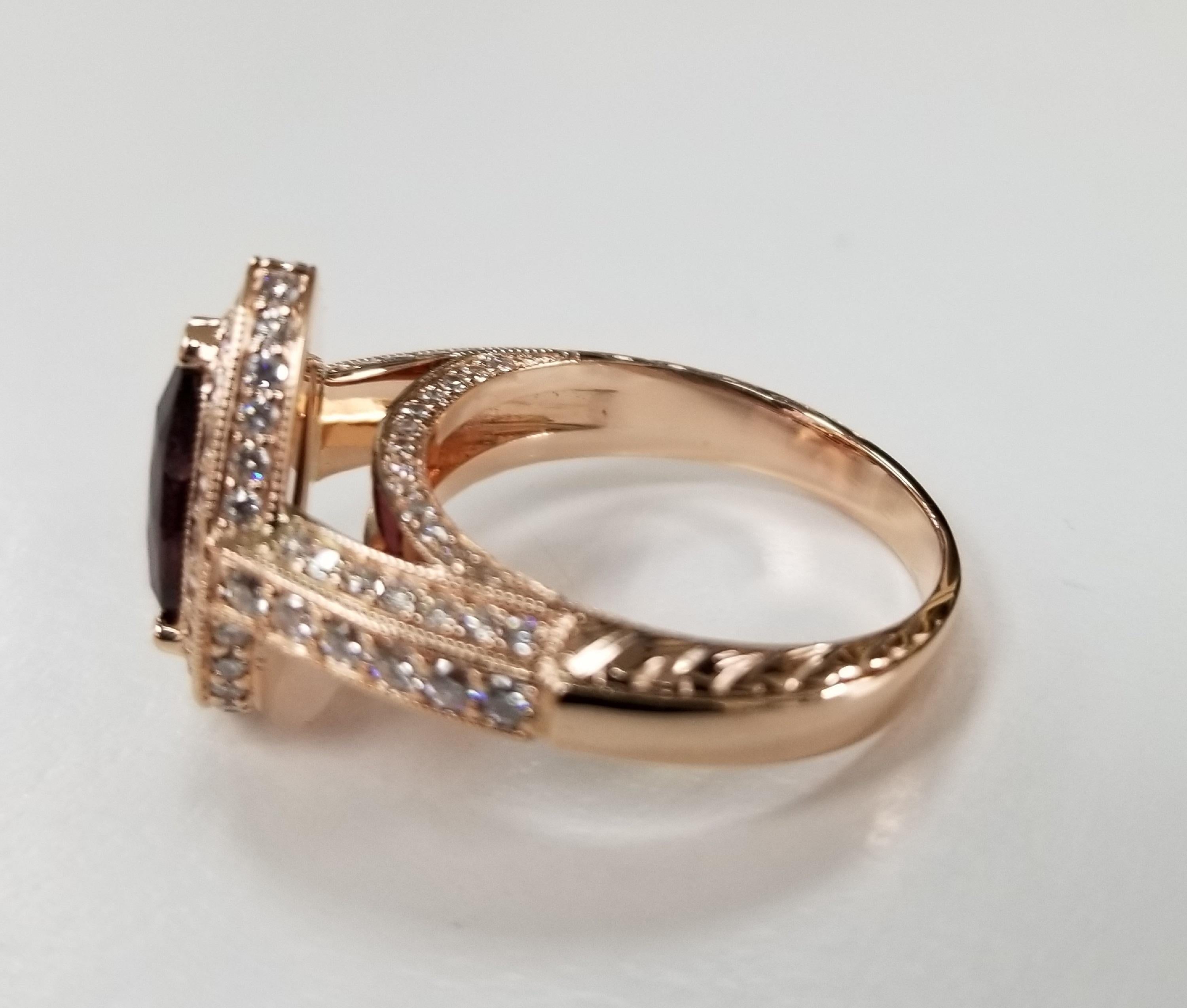 18 Karat Gold Rhodolith Granat und Diamant Halo Perlenring mit Handgravur (Zeitgenössisch) im Angebot