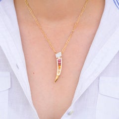 Spilla con ciondolo in oro 14 carati, granato rodolite, citrino e diamante baguette.