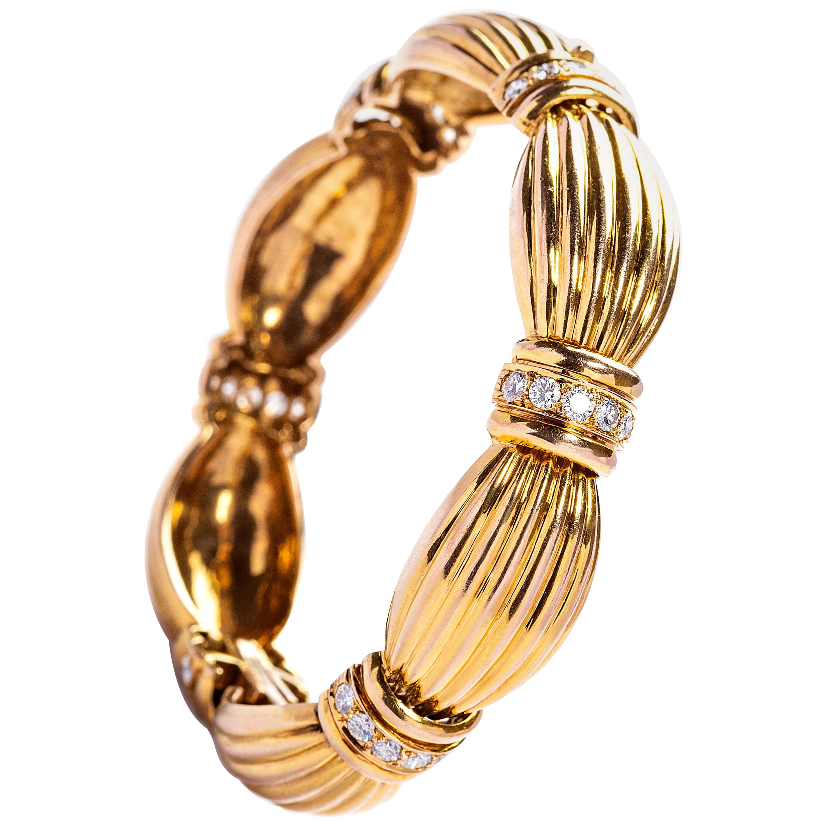 18 Karat Gold Ribbon Bracelet with Diamonds For Sale