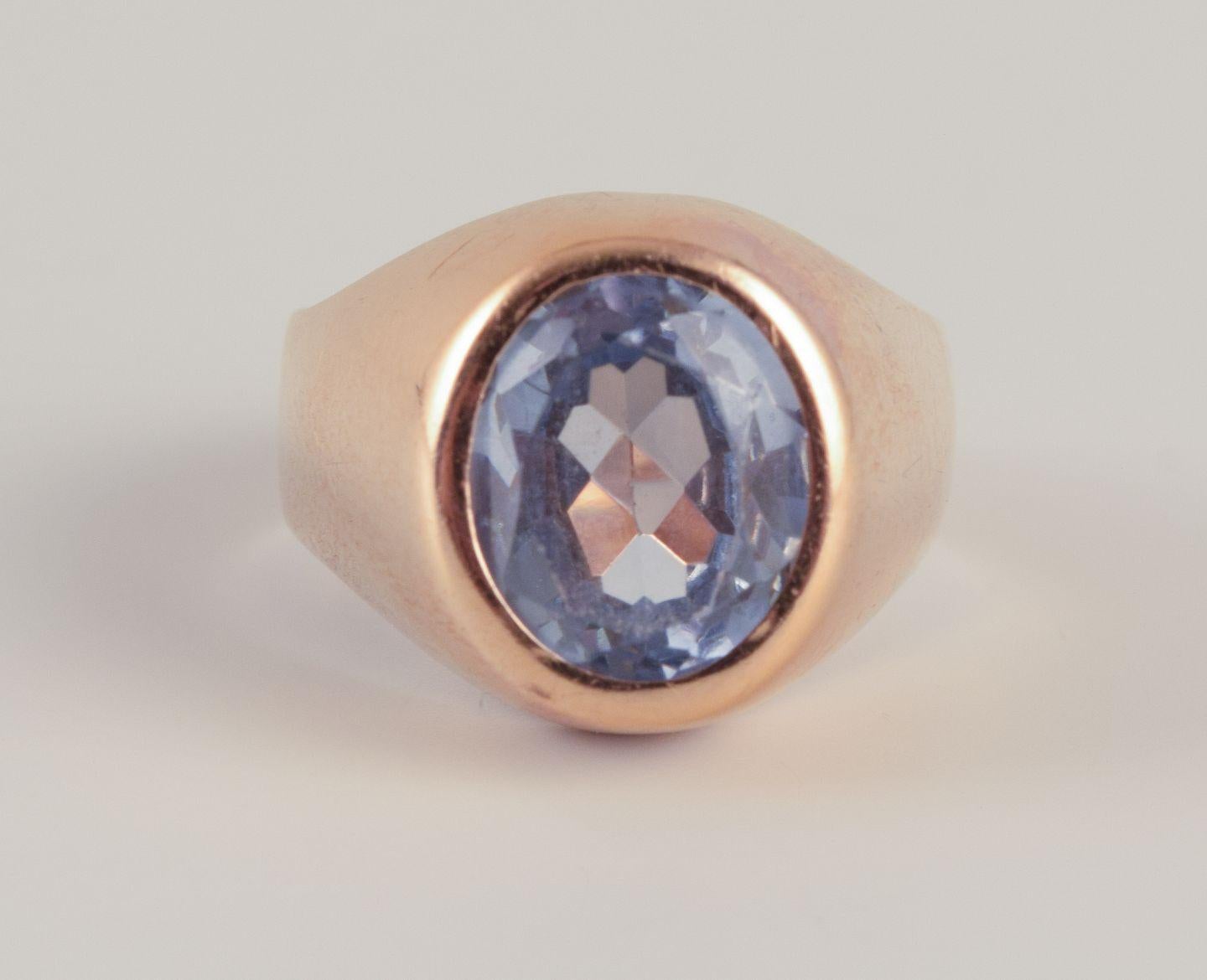 18 karat gold ring adorned with light blue semi-precious stones. In Excellent Condition For Sale In bronshoj, DK