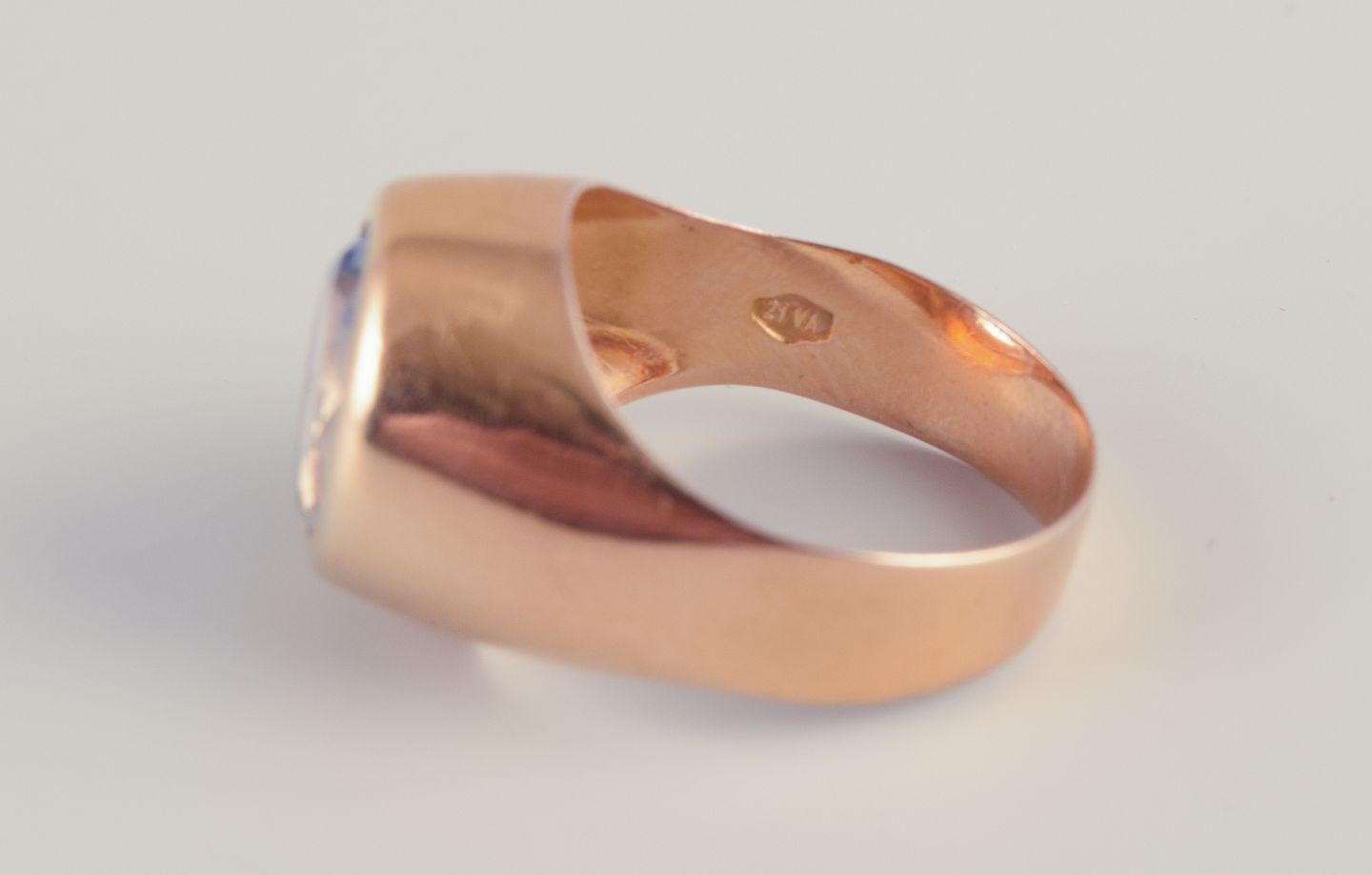 18 karat gold ring adorned with light blue semi-precious stones. For Sale 1