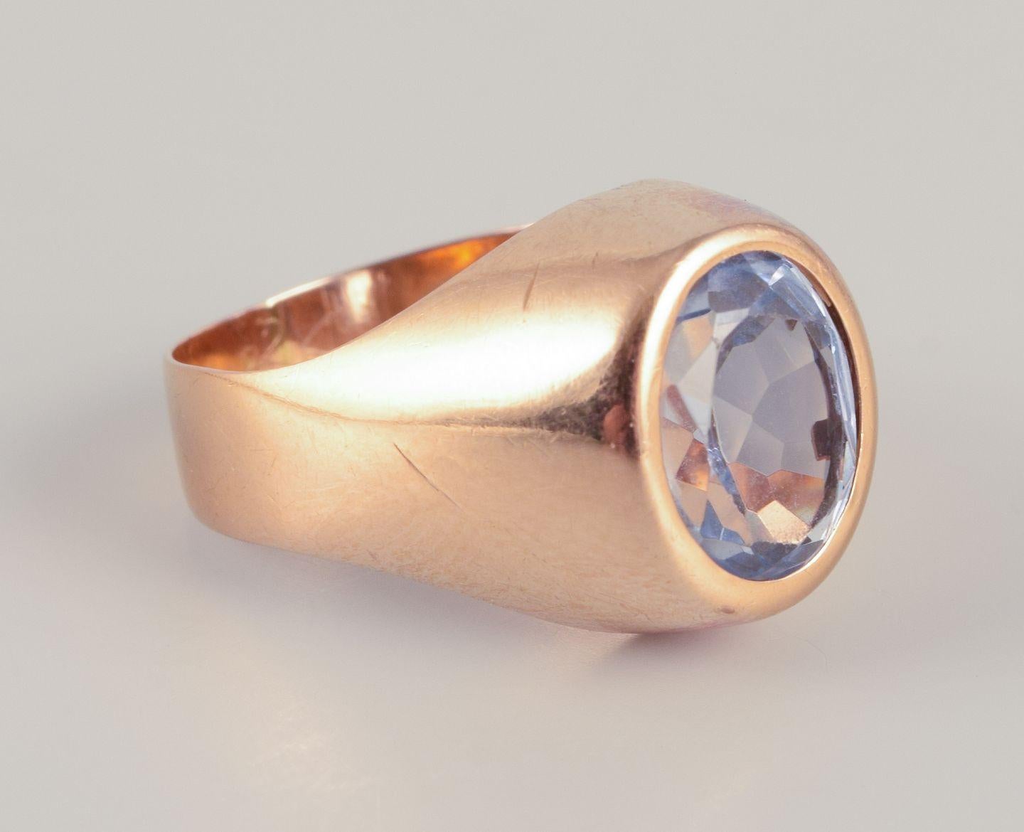 Ring aus 18 Karat Gold, verziert mit hellblauen Halbedelsteinen.