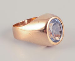 Ring aus 18 Karat Gold, verziert mit hellblauen Halbedelsteinen.