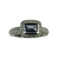 18 Karat Gold Ring Lünette mit Tansanit im Smaragdschliff und Diamanten in Pavé-Fassung