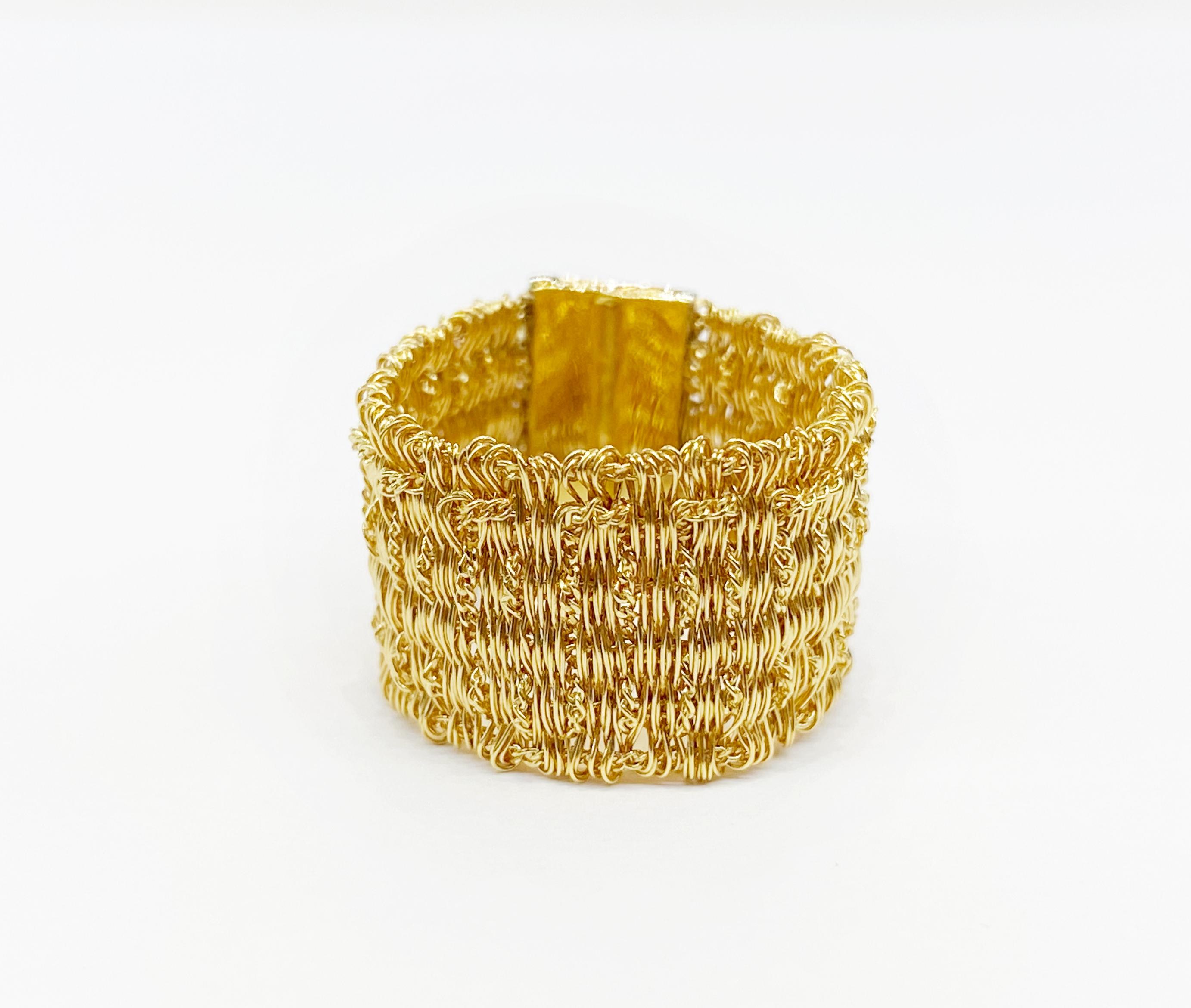 Une extraordinaire bague en maille d'or, tissée avec du fil d'or jaune 18 carats et fabriquée à la main en Italie.
O'Che 1867 est née il y a un siècle et demi à Macao. La marque est réputée pour ses collections de haute joaillerie aux designs
