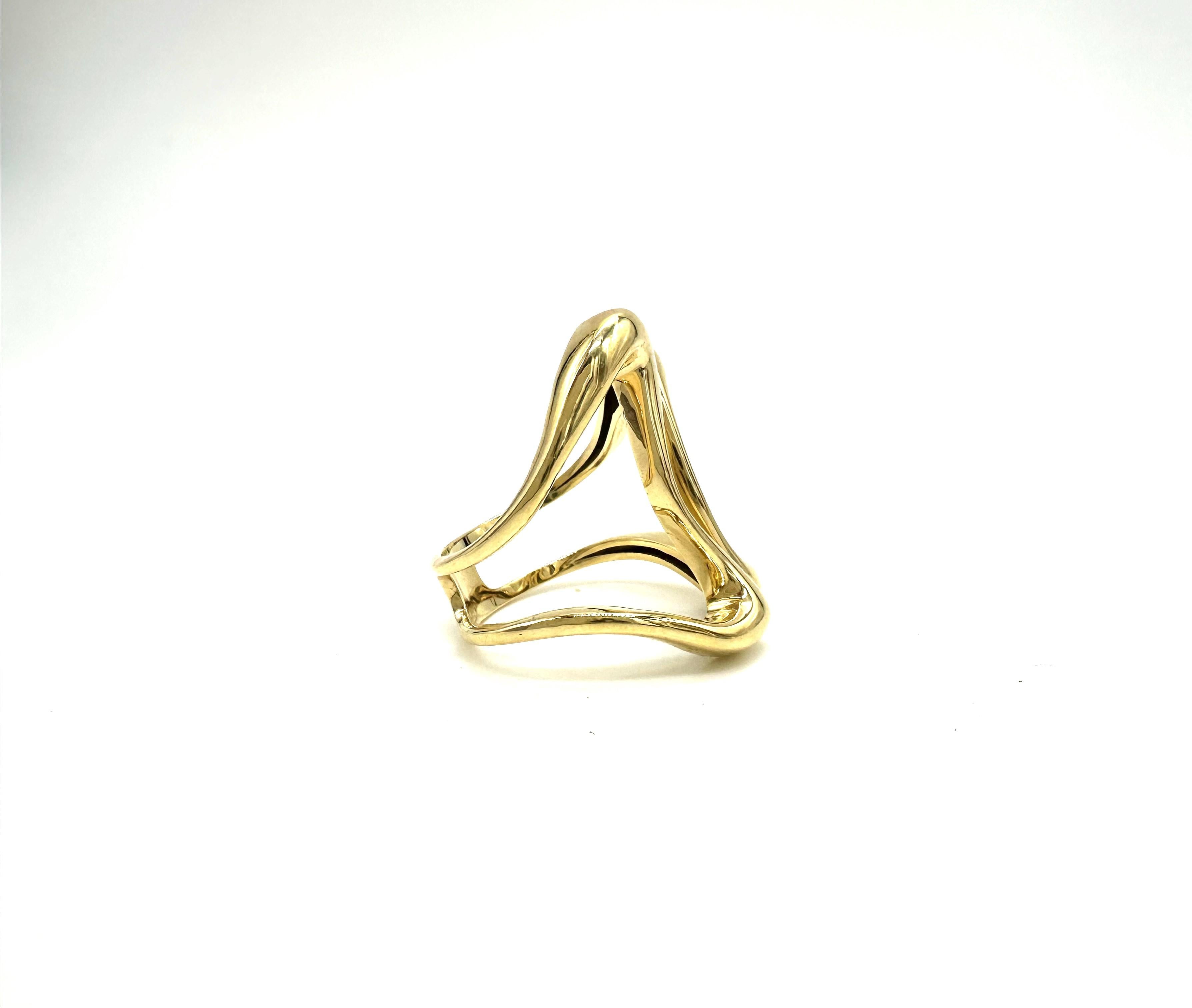 Sintra, a collection born from the fusion between nature and gold. This ring is an invitation to explore the harmony of organic forms, capturing the fluid and graceful essence found in nature itself.
Like a river winding through the stones, the