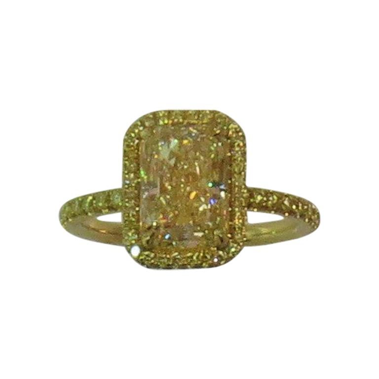 Anillo de oro de 18 quilates engastado con un diamante de corte radiante amarillo fantasía claro de 2,36 quilates en venta