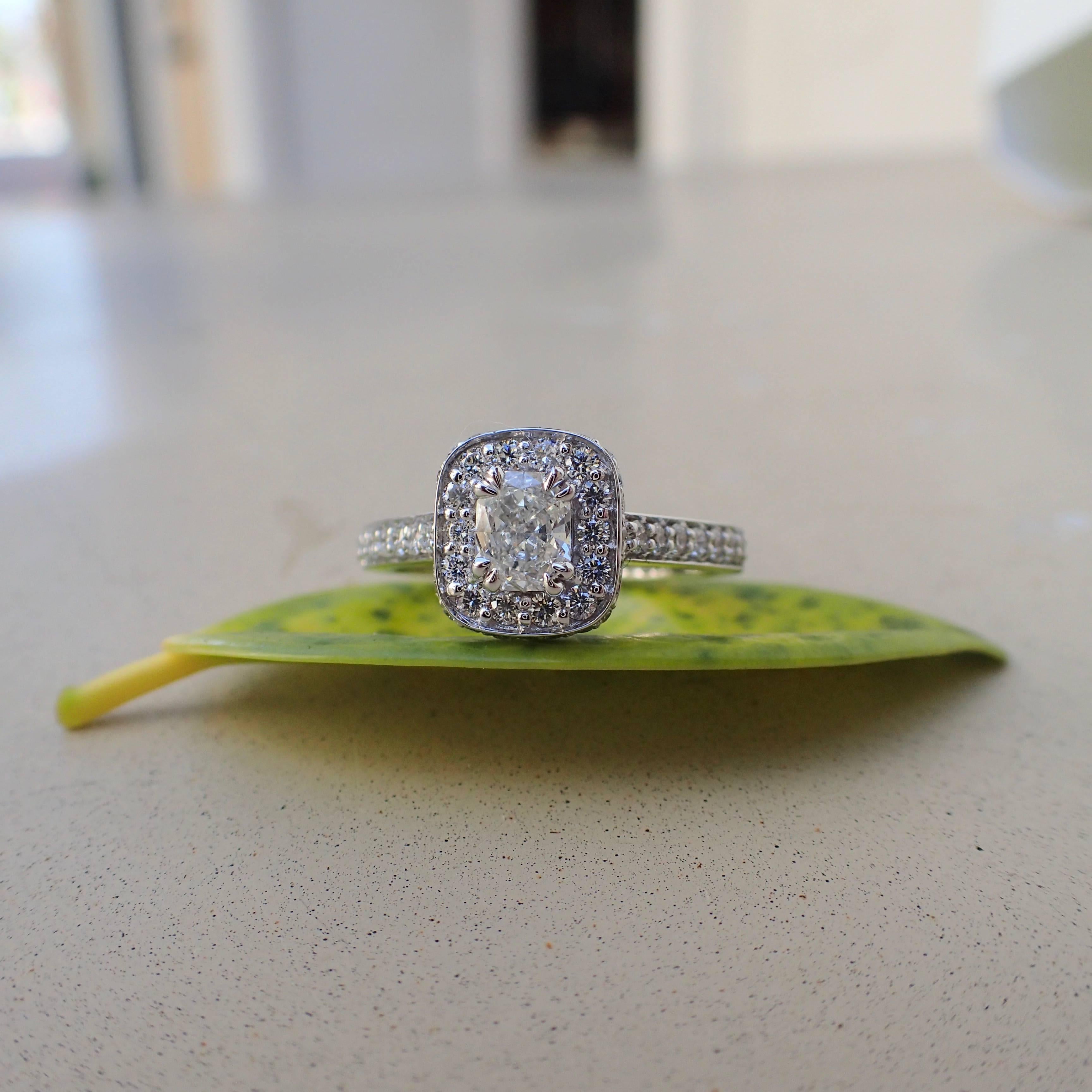0.81 Carats of Diamond - 18k White Gold Radiant Cut Engagement Ring with Halo For Sale 3