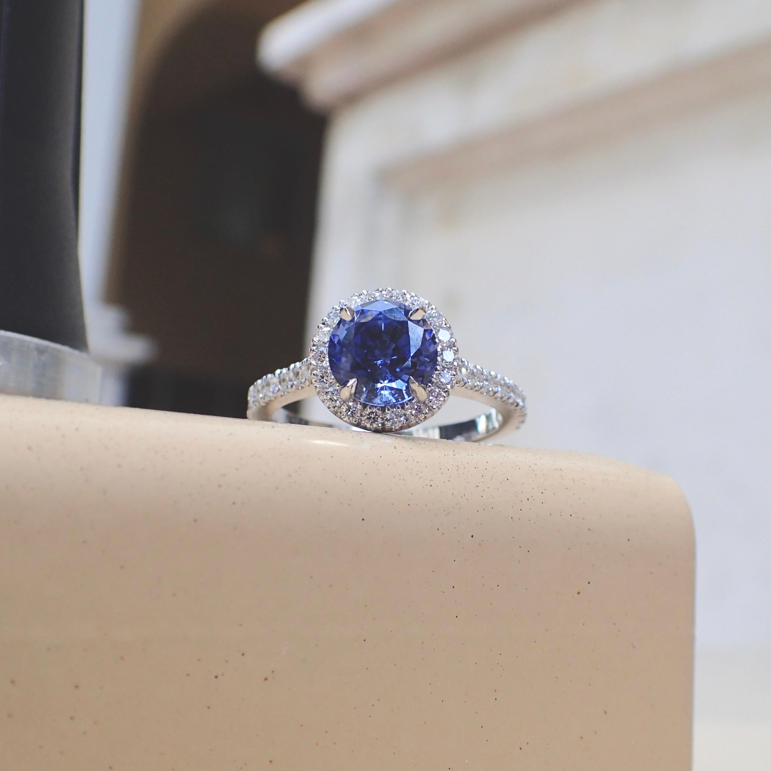 18 Karat Gold Ring with 1.85 Carat Chatham Sapphire and 0.43 Carat of Diamond For Sale 4