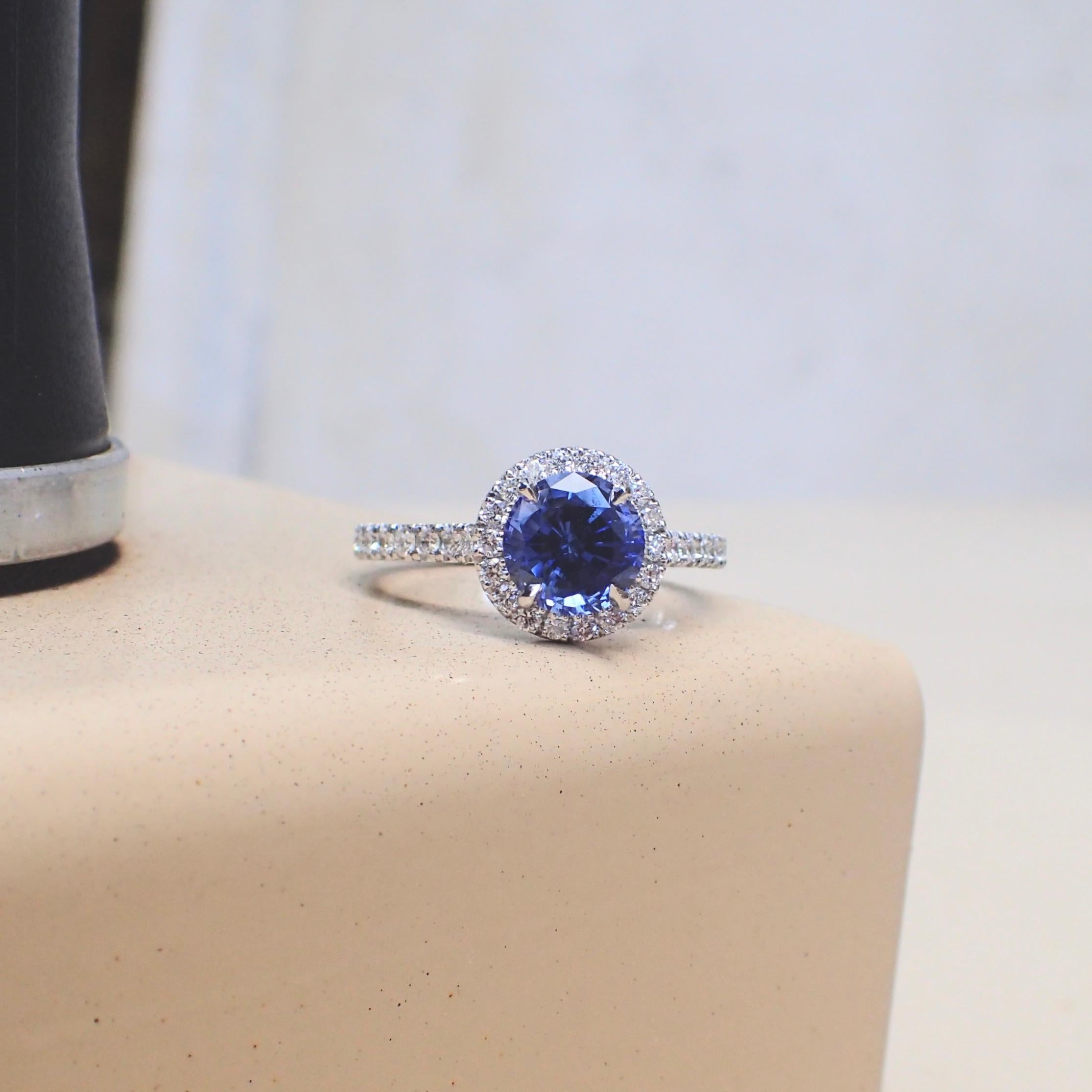 18 Karat Gold Ring with 1.85 Carat Chatham Sapphire and 0.43 Carat of Diamond For Sale 5
