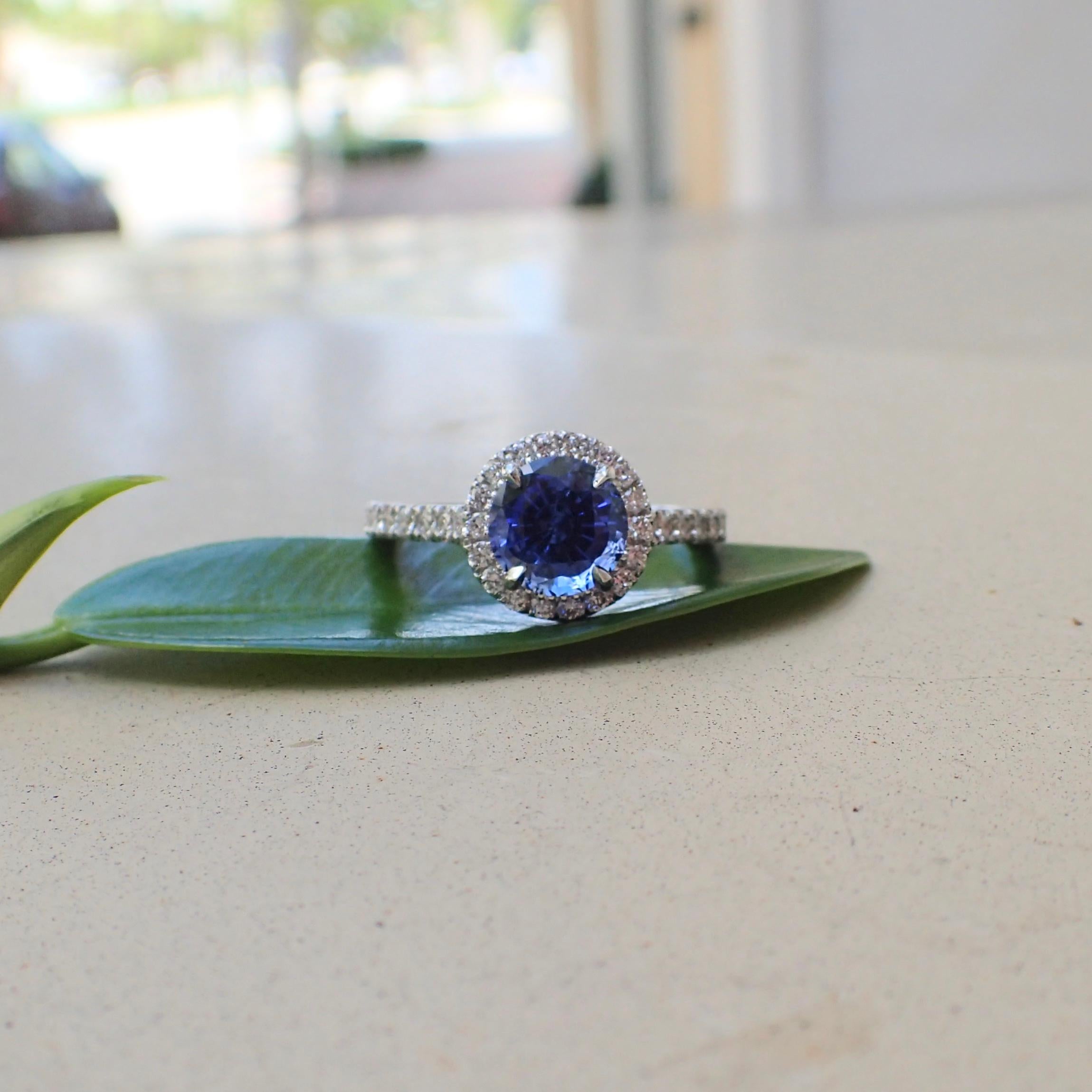 Contemporary 18 Karat Gold Ring with 1.85 Carat Chatham Sapphire and 0.43 Carat of Diamond For Sale