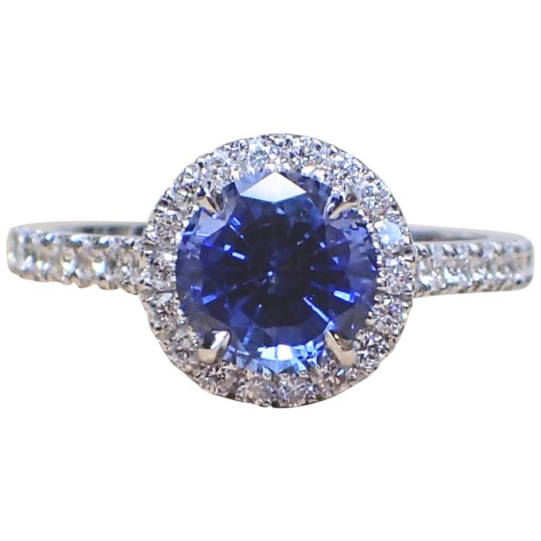 18 Karat Gold Ring with 1.85 Carat Chatham Sapphire and 0.43 Carat of Diamond For Sale