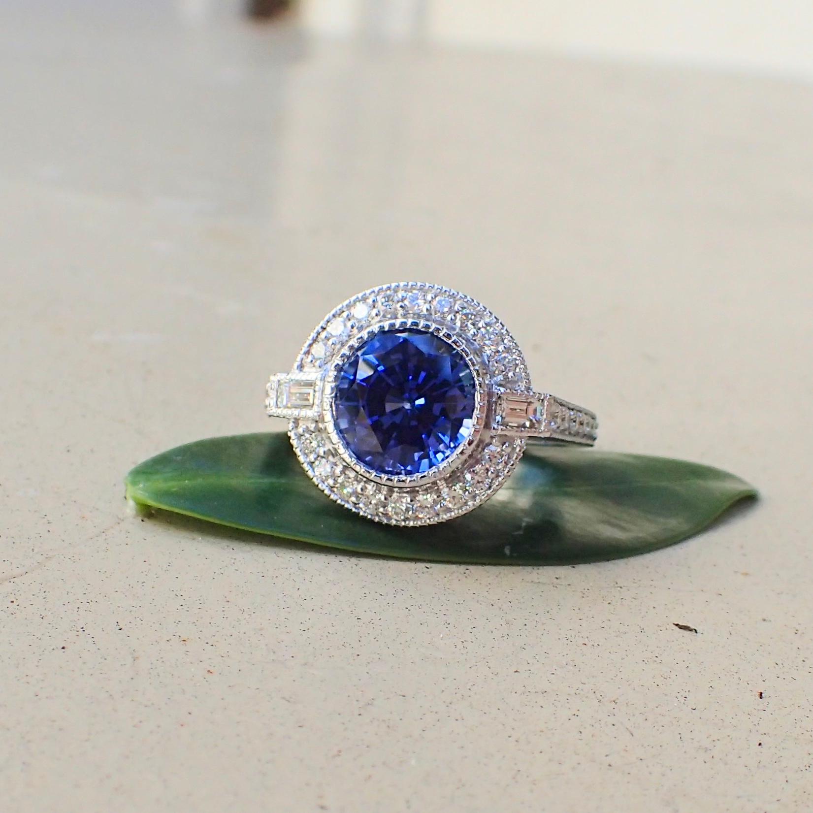 18 Karat Gold Ring with 3.93 Carat Chatham Sapphire and 0.61 Carat of Diamond In New Condition For Sale In Coral Gables, FL