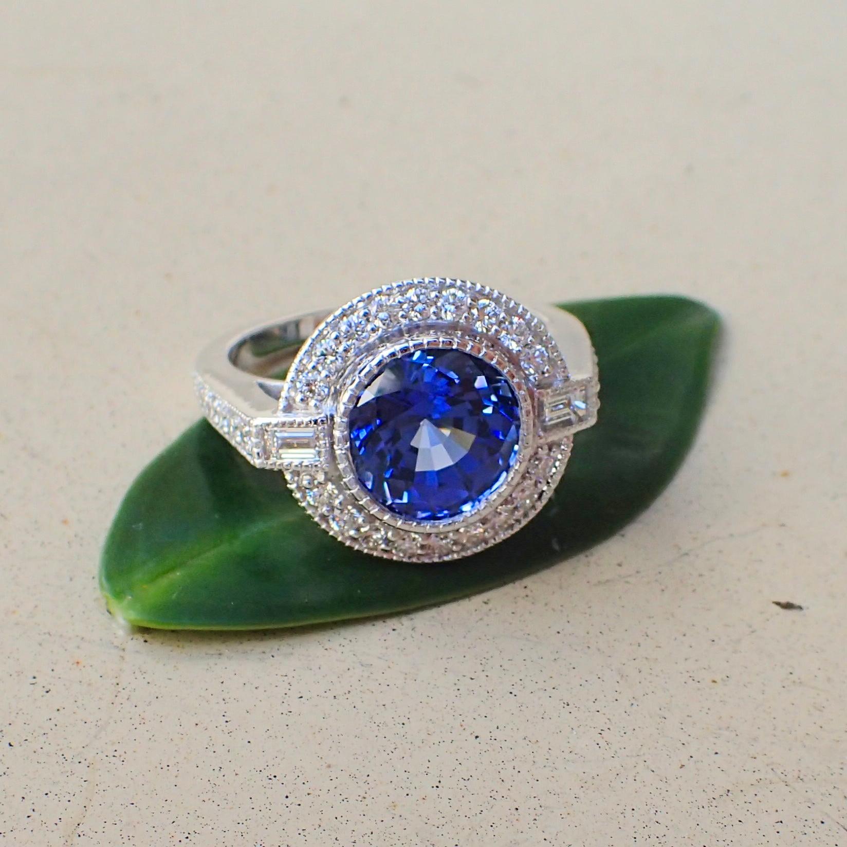 18 Karat Gold Ring with 3.93 Carat Chatham Sapphire and 0.61 Carat of Diamond For Sale 1