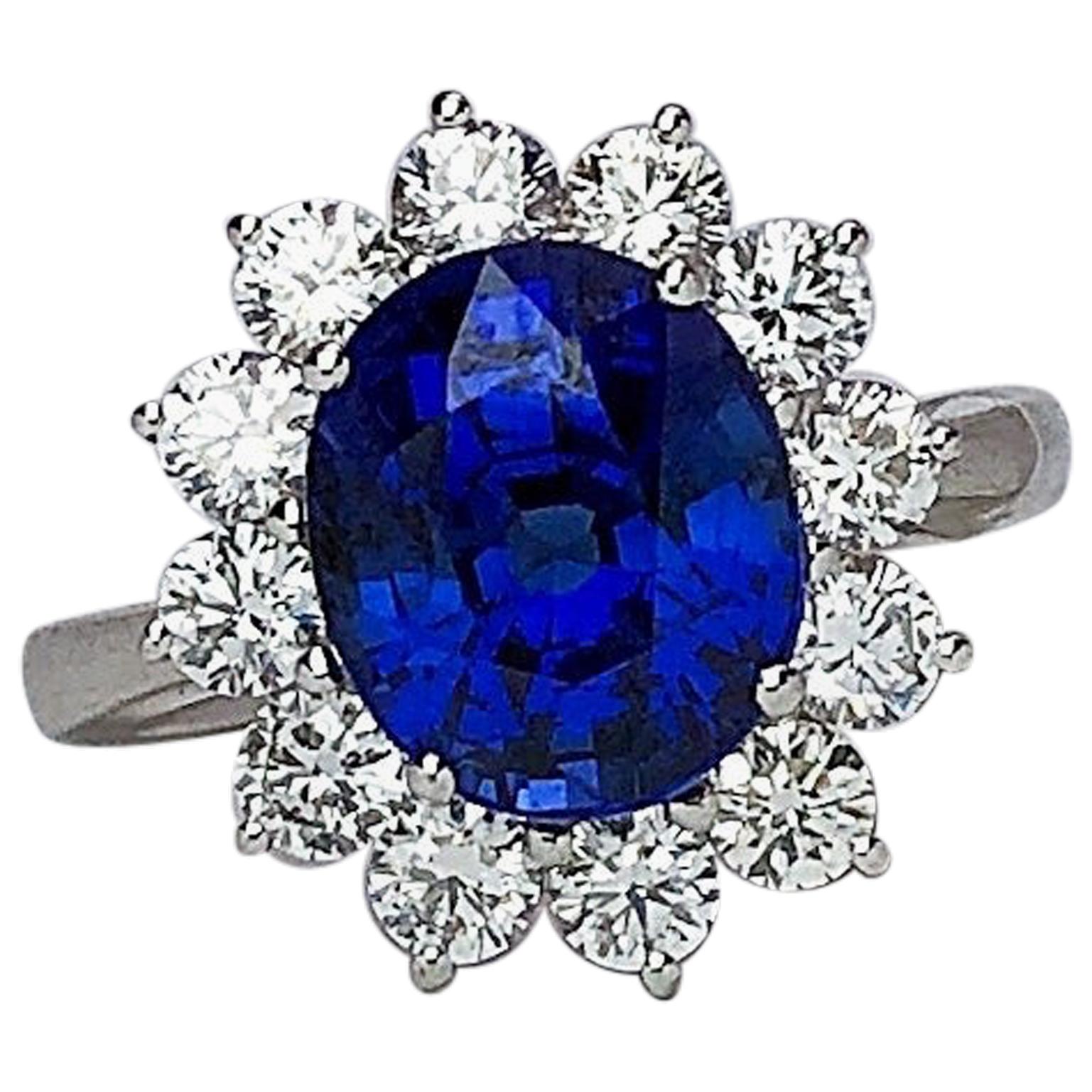 18 Karat Gold Ring mit 5,12 Karat ovalem blauem Saphir und 1,27 Karat Diamanten im Angebot