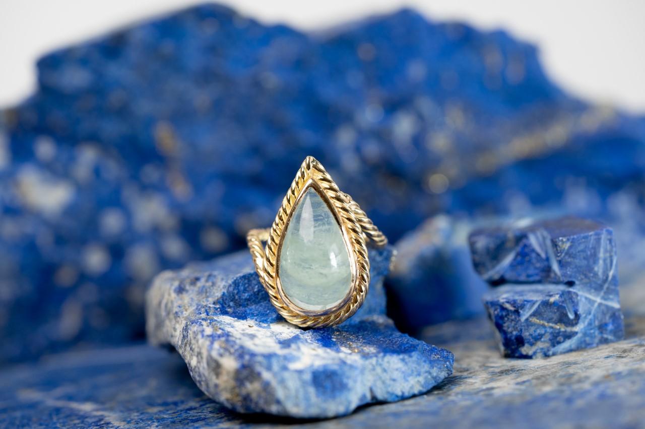 A unique pastel blue colour for this beautiful and voluminous Pearshape cabochon Aquamarine on a twisted 18K yellow gold ring. 
Unique creation.
Aquamarine cabochon : 14,08 carats
Finger size : 54 or 6 1/2.
Ring lenght : 26 mm
Ring width : 17