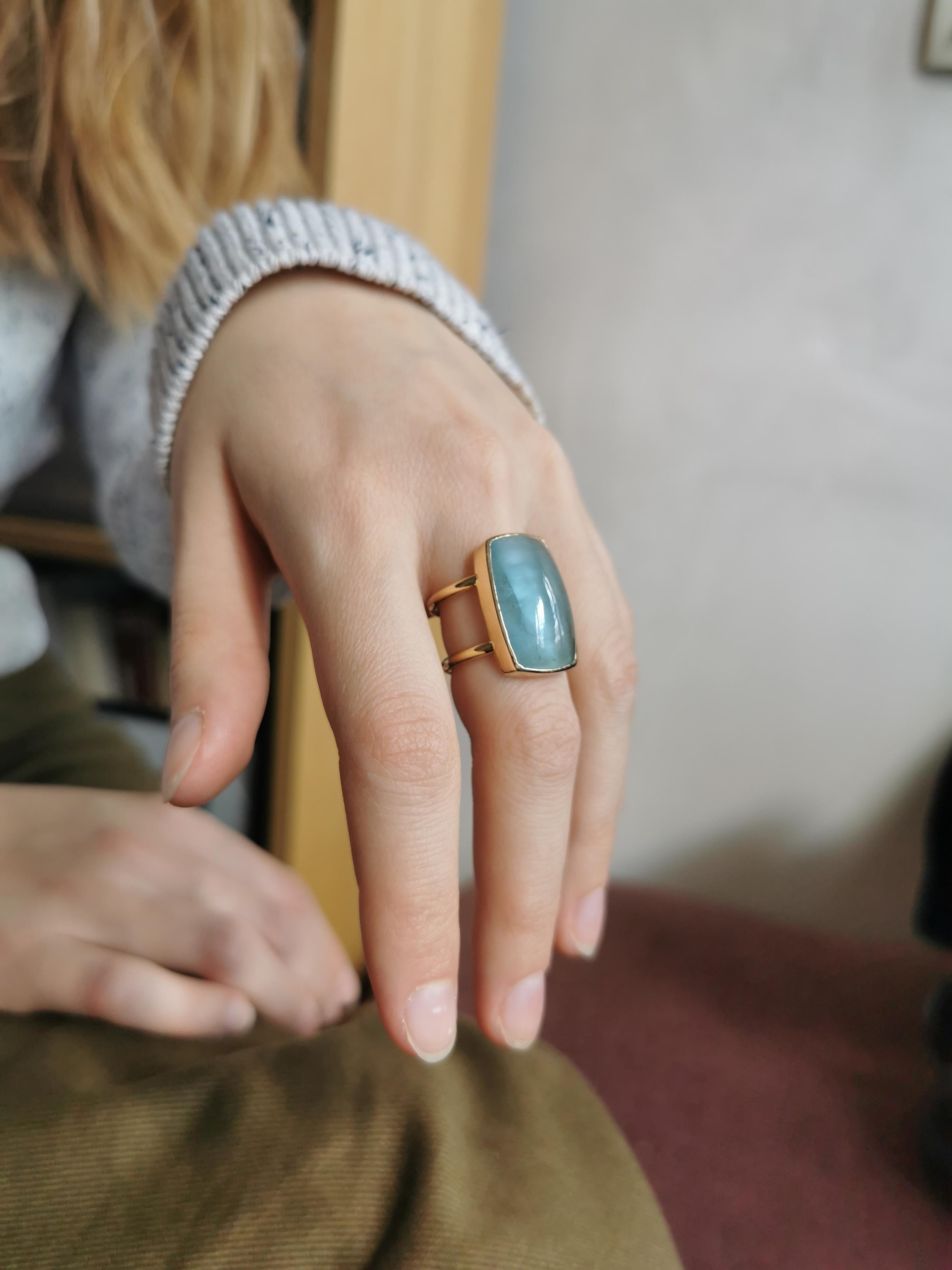A unique pastel blue colour for this beautiful and voluminous rectangle cabochon on a double 18K yellow gold ring. Simple and elegant. 
Unique creation.
Aquamarine cabochon : 18,87 carats
Finger size : 53 or 6 1/2.
Ring lenght : 23 mm
Ring width :