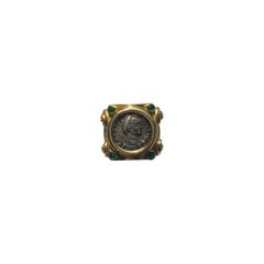 18 Karat Gold Ring mit antiker römischer Silbermünze mit Diamanten und Smaragden