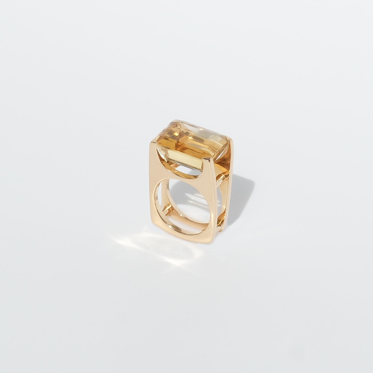 18 karat gold ring with citrin made in 1965. For Sale 5