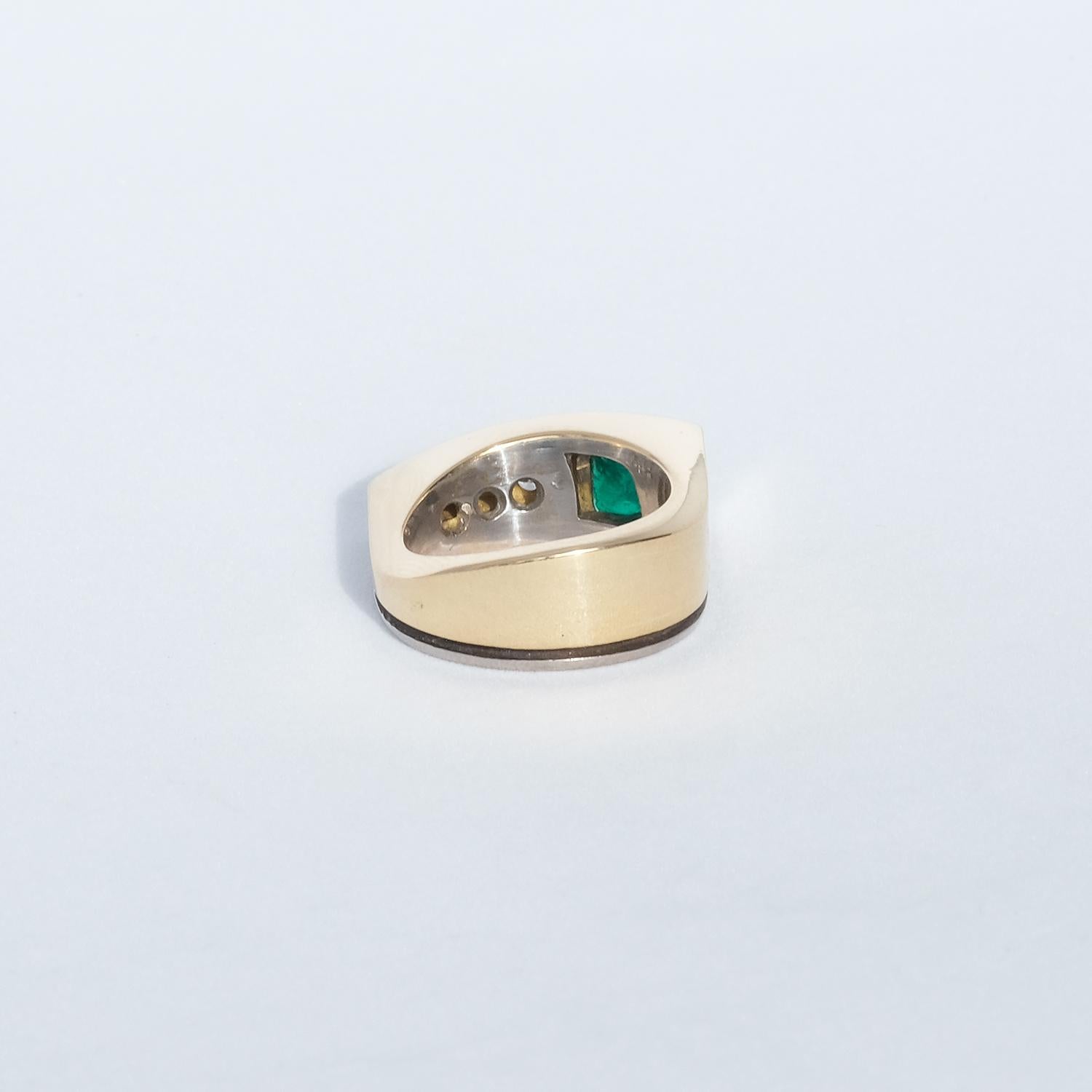 Women's 18 Karat Gold Ring with Emerald and Diamonds