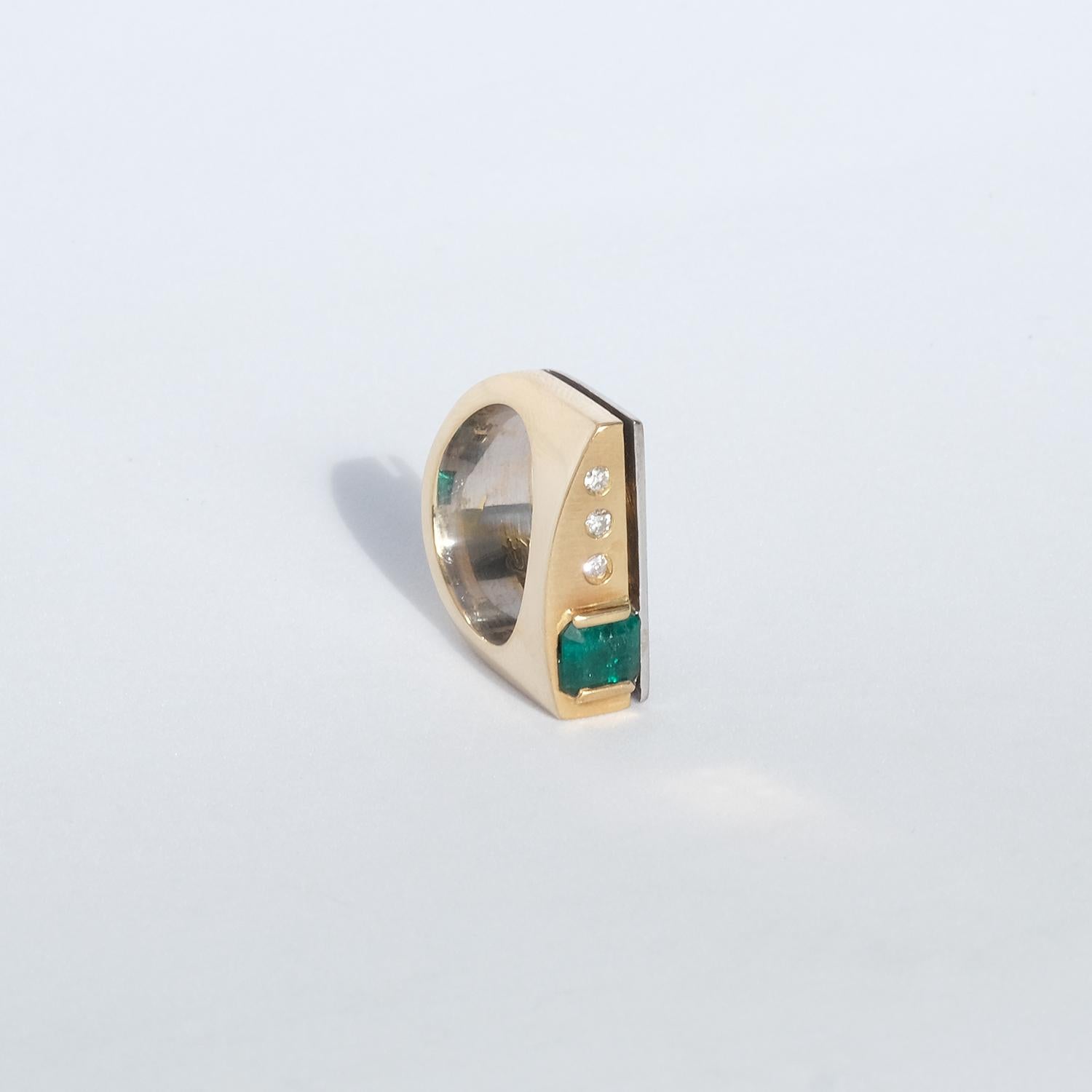 18 Karat Gold Ring with Emerald and Diamonds 3