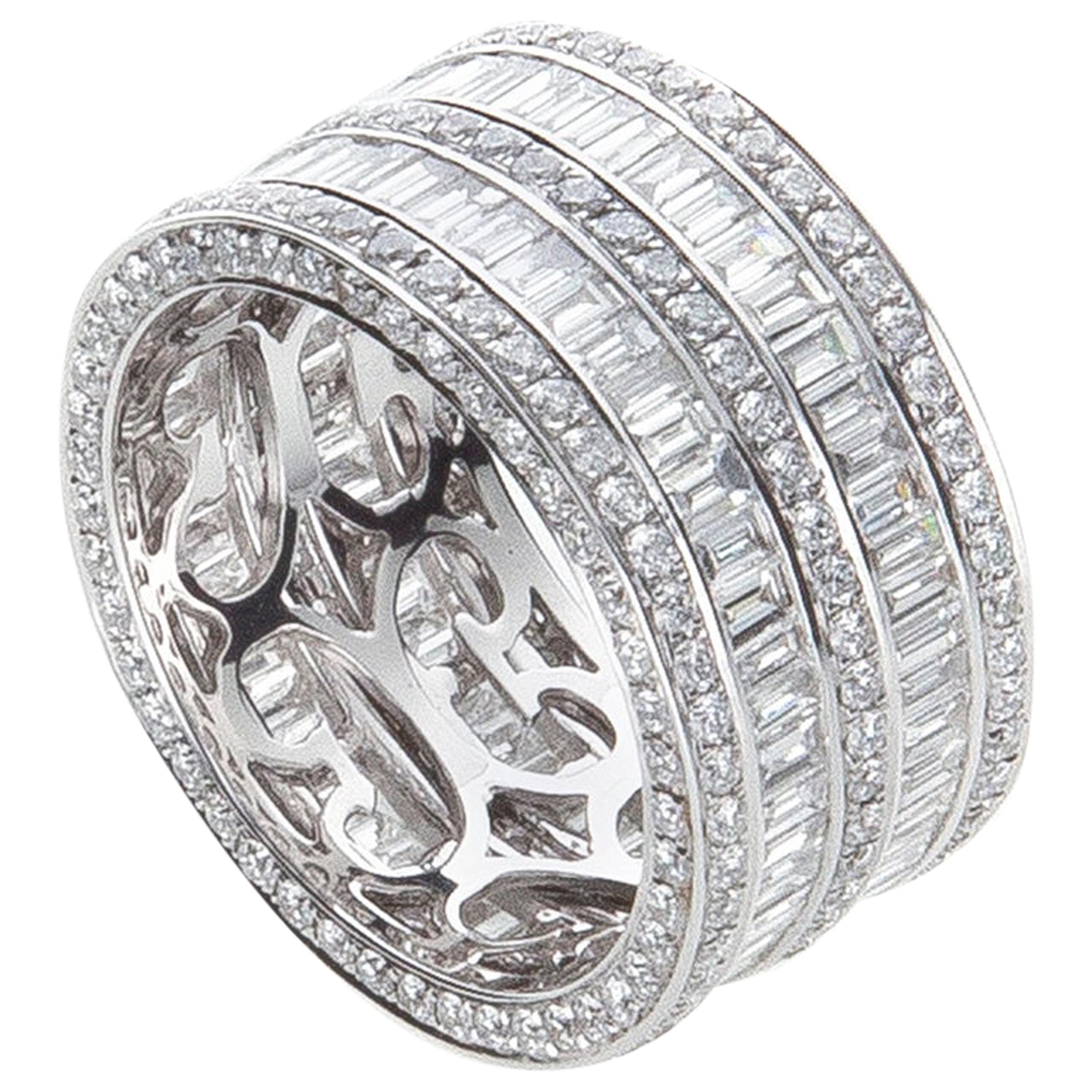 Bague d'éternité avec 4,11 carats de diamants taille brillant et baguette.  en vente