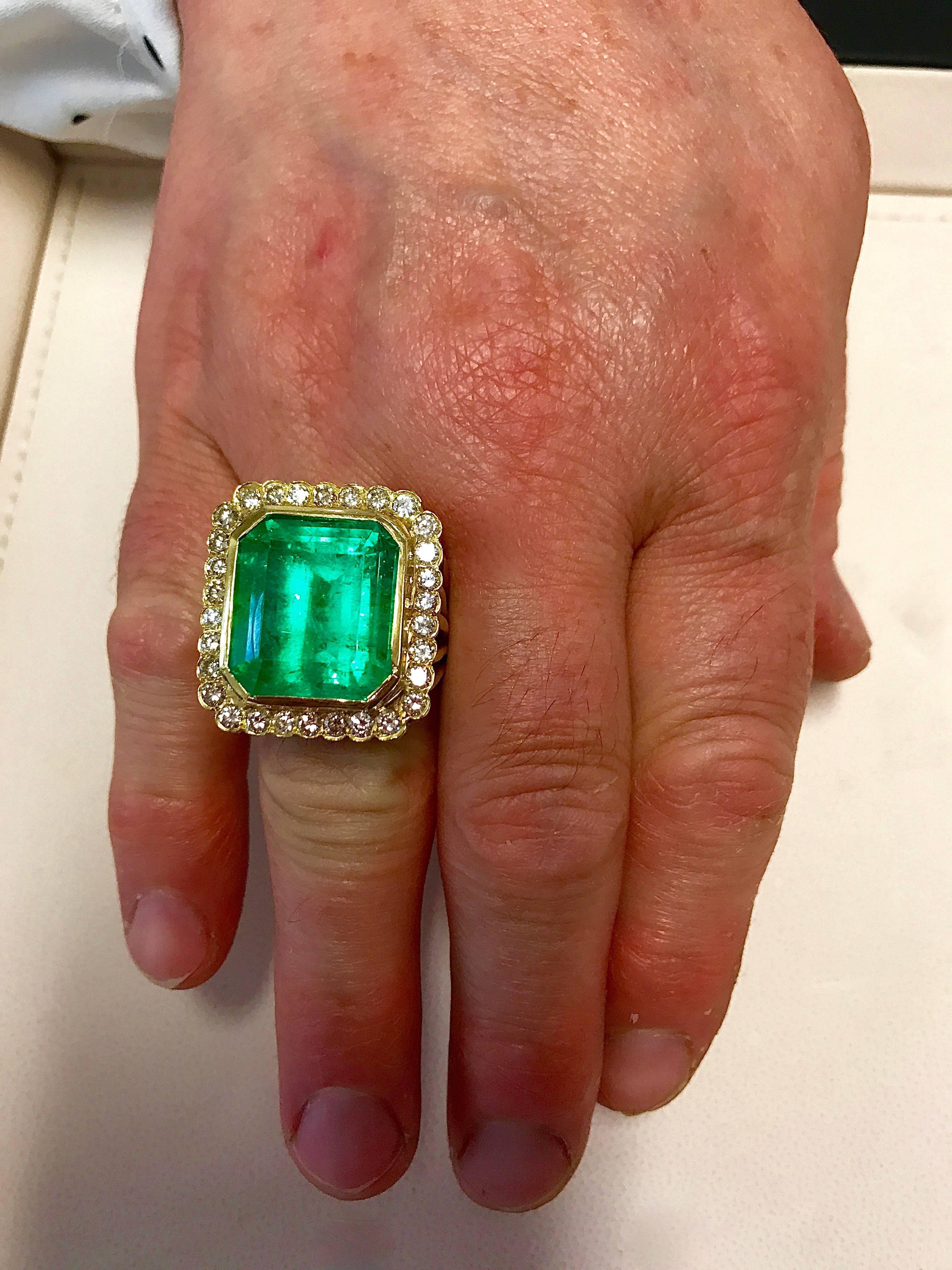 Women's or Men's 18 Karat Gold Ring with Huge 24 Carat Emerald and 30 Diamonds For Sale