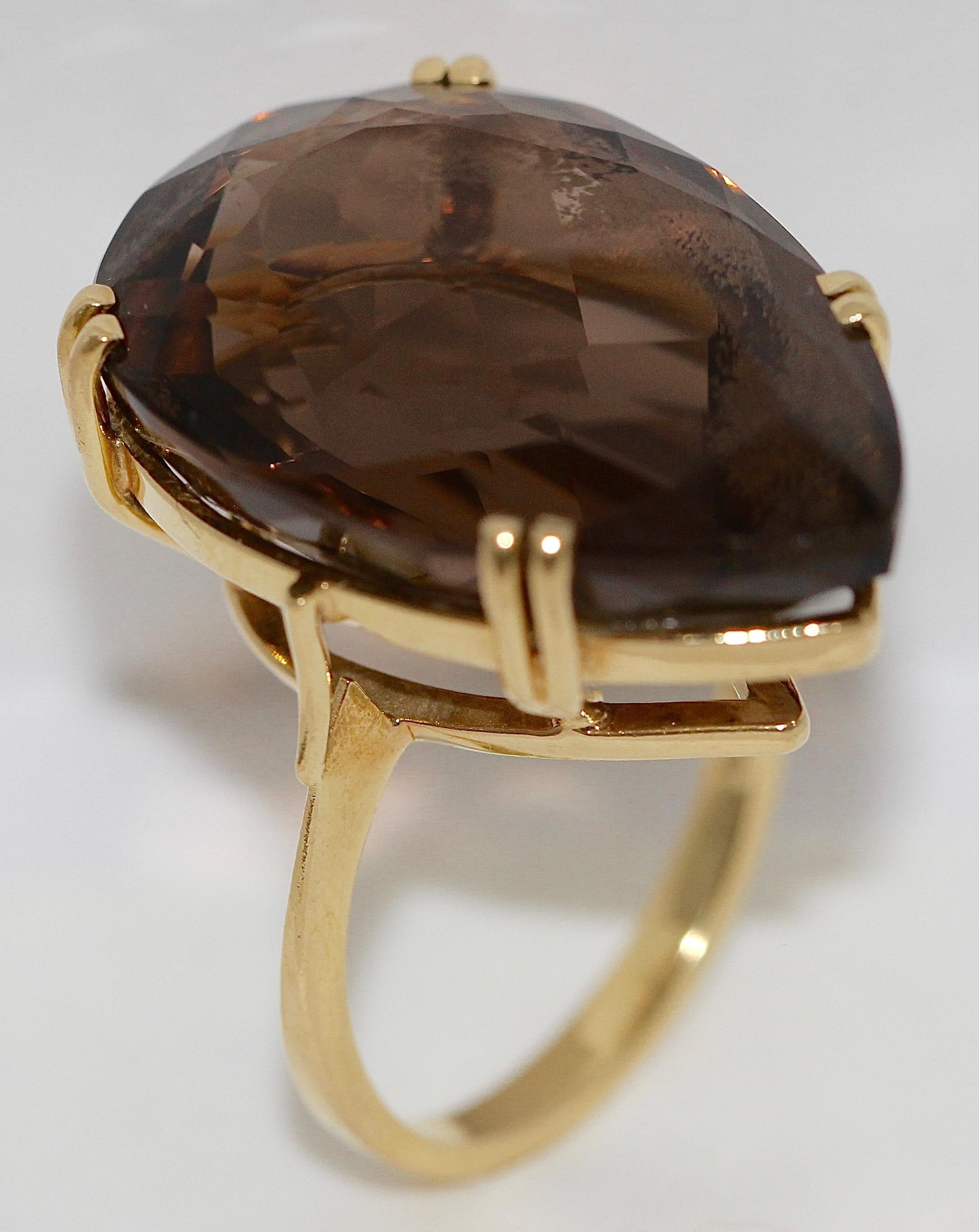 Beautiful ring with large, faceted smoky quartz in heart shape.

Very good condition.