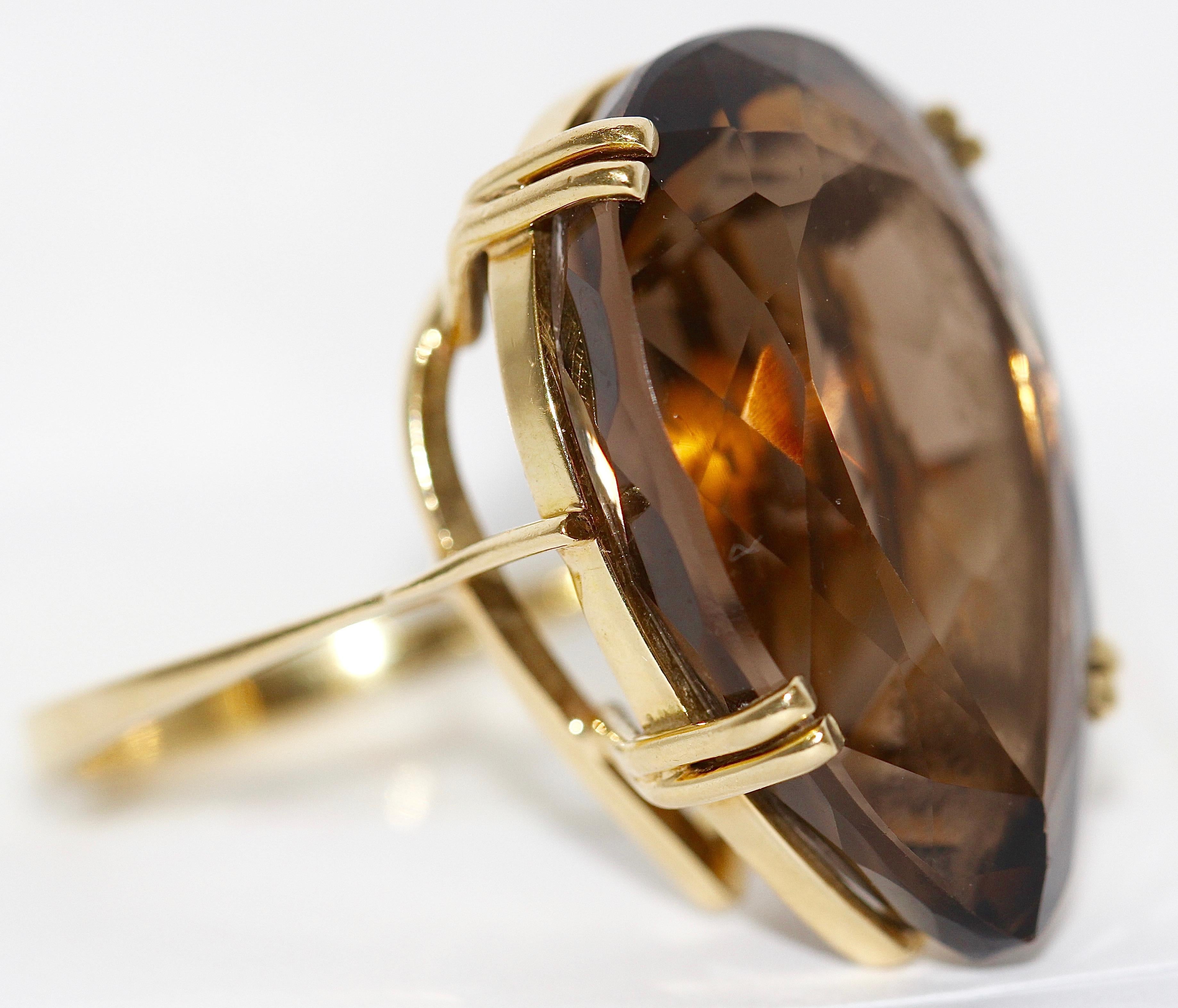 18 Karat Gold Ring with Large, Faceted Smoky Quartz, Topaz in Heart Shape In Good Condition In Berlin, DE