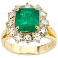 18 Karat Gold Ring with Natural Colombian Emerald of 3.80 Carat and Diamonds