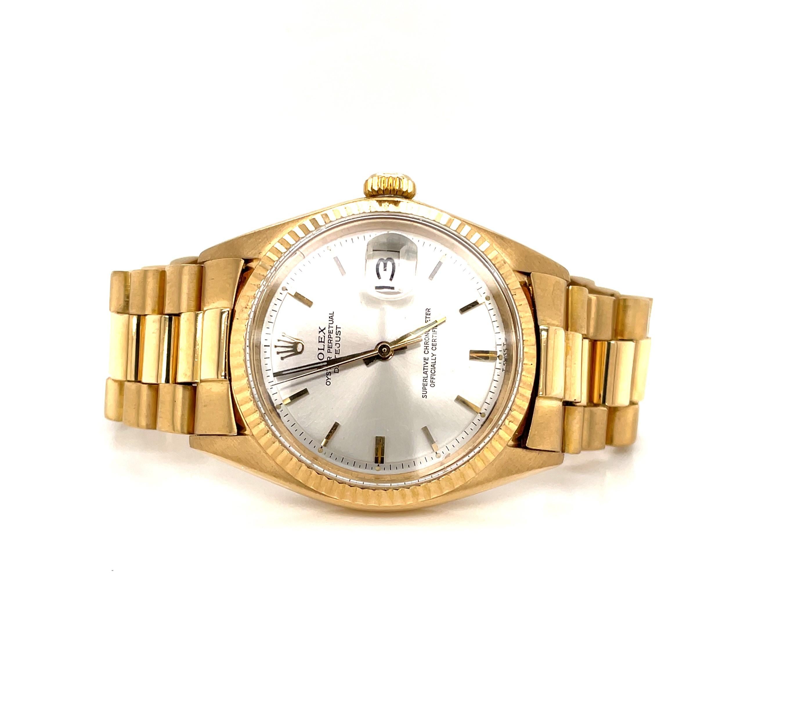 L'audace de l'or jaune 18 carats décrit cette montre-bracelet de luxe pour homme Rolex President 1601 DateJust 36 mm. Circa 1962, ce modèle Rolex très populaire, avec cadran blanc, aiguilles au tritium, points lumineux, lunette cannelée et verre